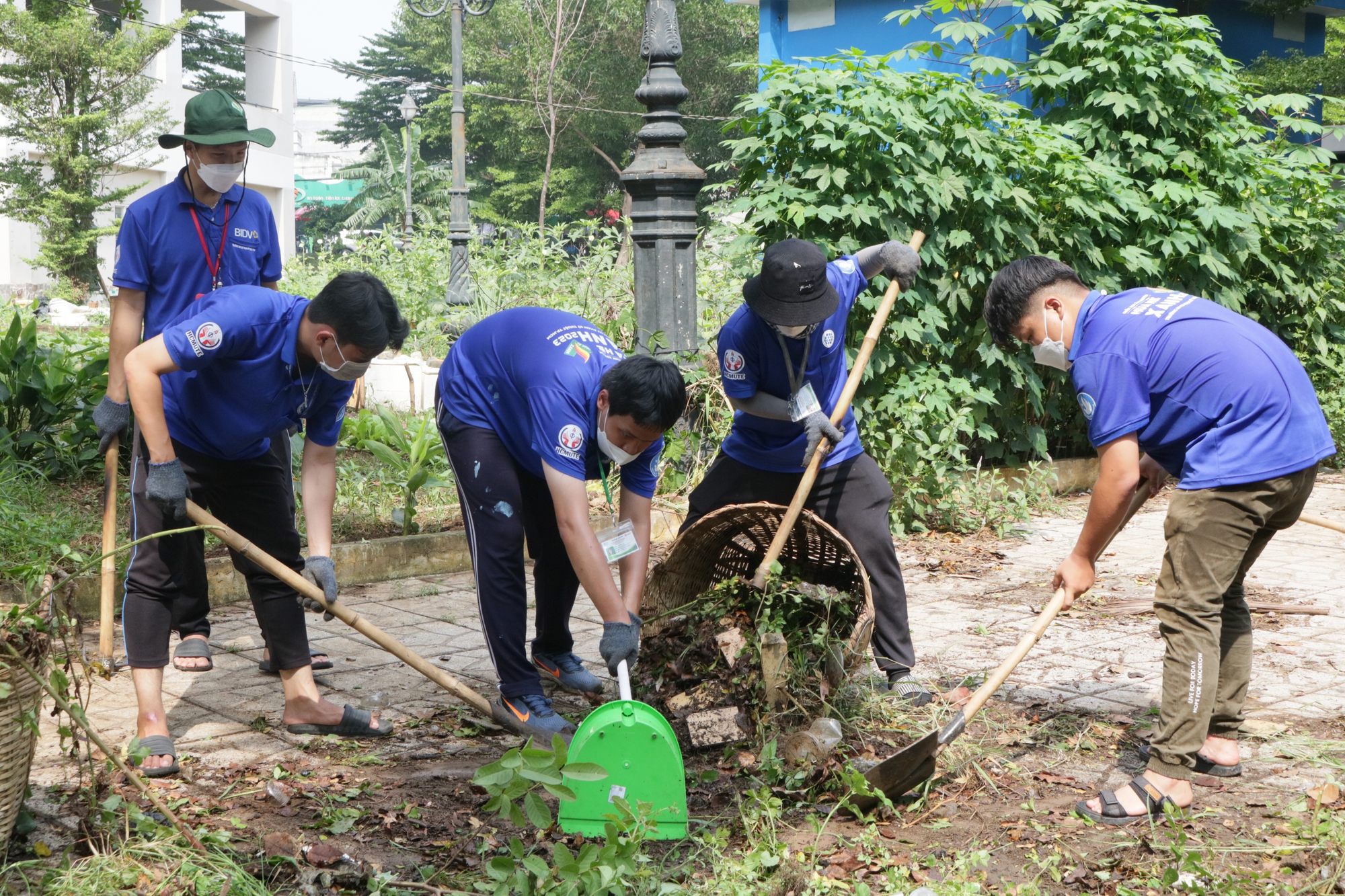 Câu chuyện đẹp tại một con đường đầy rác và thông điệp ý nghĩa đằng sau