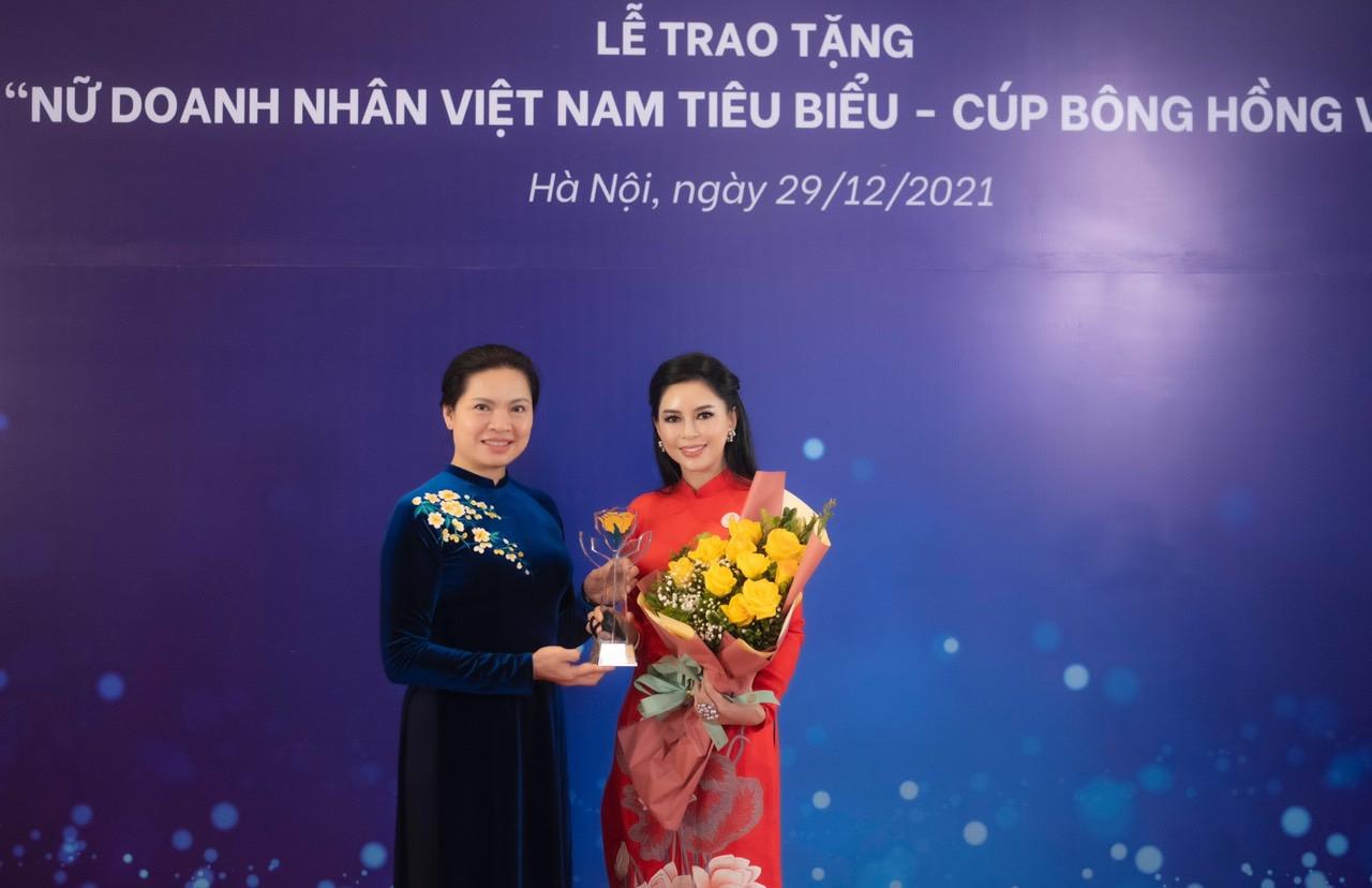 CEO IPPG Lê Hồng Thủy Tiên tiếp tục nhận giải Bông Hồng Vàng