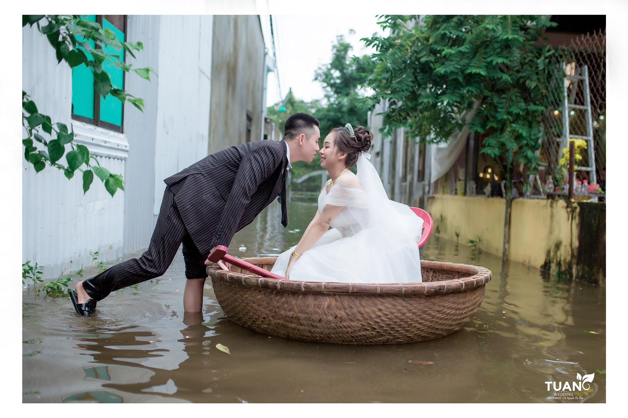 Chú r?đẩy cô dâu bằng thuyền thúng trong đám cưới vui giữa mùa lũ