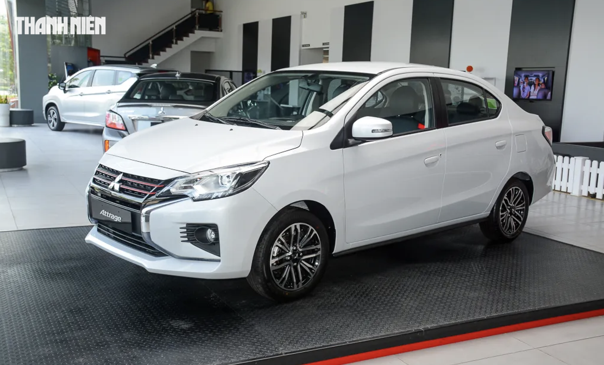 Ph&acirc;n kh&uacute;c xe sedan h&uacute;t kh&aacute;ch nhất Việt Nam rầm rộ giảm gi&aacute; b&aacute;n, xả h&agrave;ng tồn - Ảnh 3.