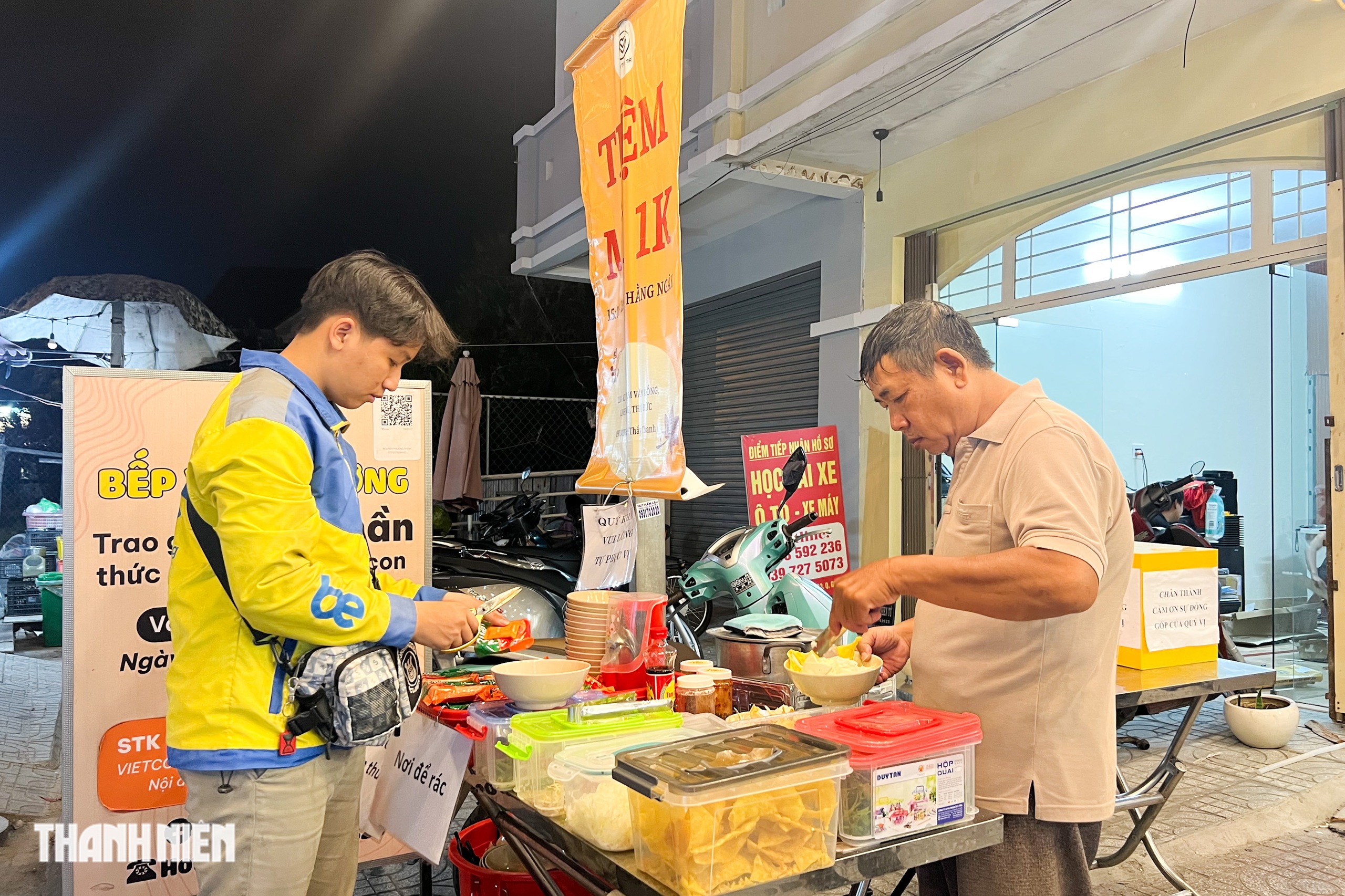 Tiệm mì mỗi tô một hương vị đắt hàng về đêm ở Thủ Đức, giá 1.000 đồng- Ảnh 6. Tiệm mì mỗi tô một hương vị đắt hàng về đêm ở Thủ Đức, giá 1.000 đồng- Ảnh 6.