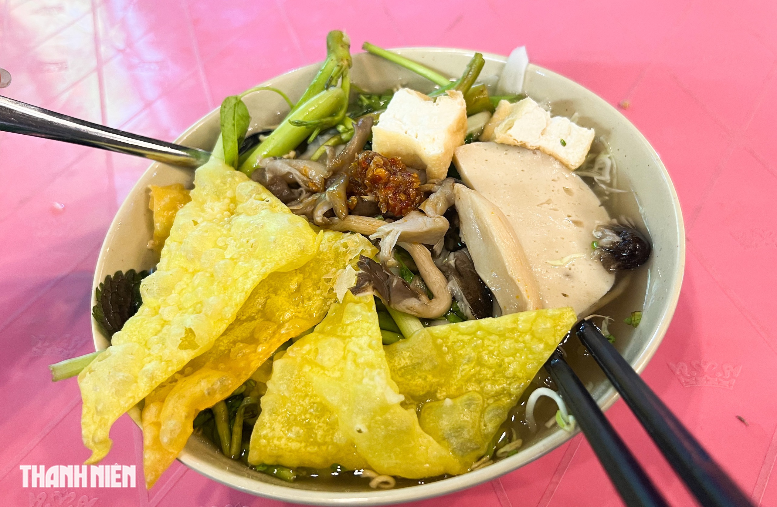 Tiệm mì mỗi tô một hương vị đắt hàng về đêm ở Thủ Đức, giá 1.000 đồng- Ảnh 5. Tiệm mì mỗi tô một hương vị đắt hàng về đêm ở Thủ Đức, giá 1.000 đồng- Ảnh 5.