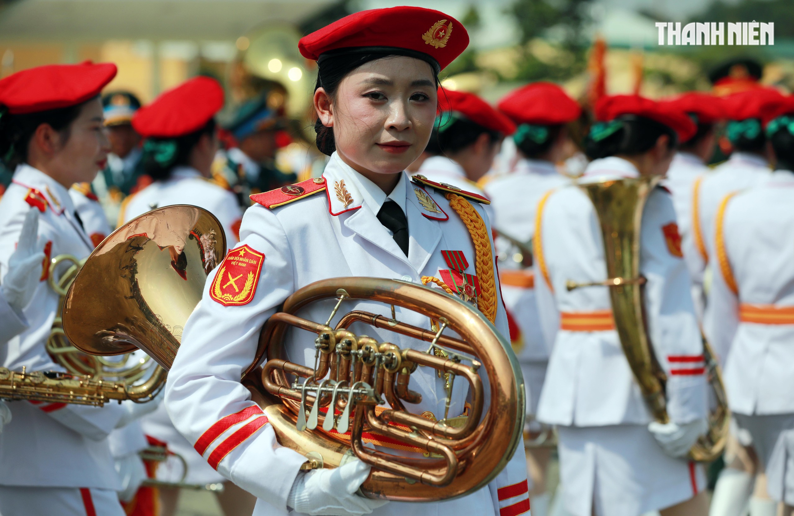Những 'bông hồng thép' diễu binh kỷ niệm 50 năm đất nước thống nhất- Ảnh 9.