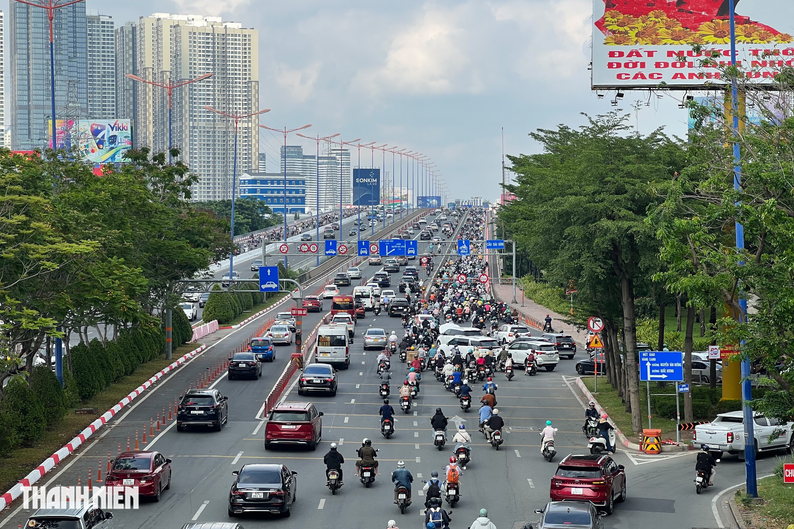 Nhiều người té ngã ở cầu Sài Gòn, nghi do mặt đường có dầu nhớt - Ảnh 5.