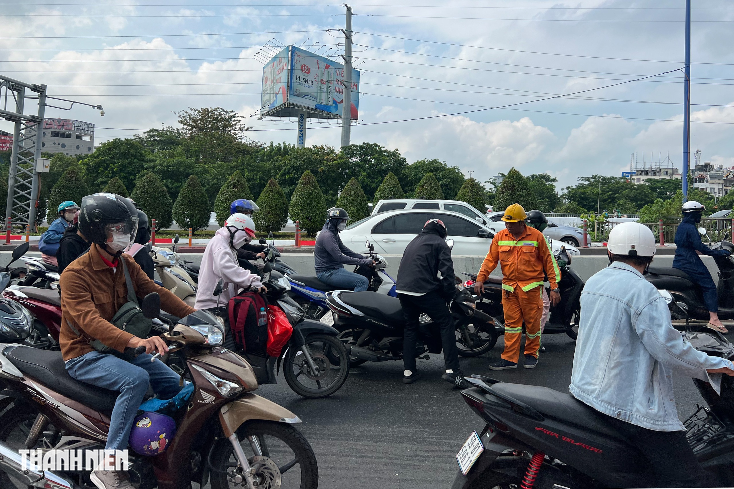 Nhiều người té ngã ở cầu Sài Gòn, nghi do mặt đường có dầu nhớt - Ảnh 3.