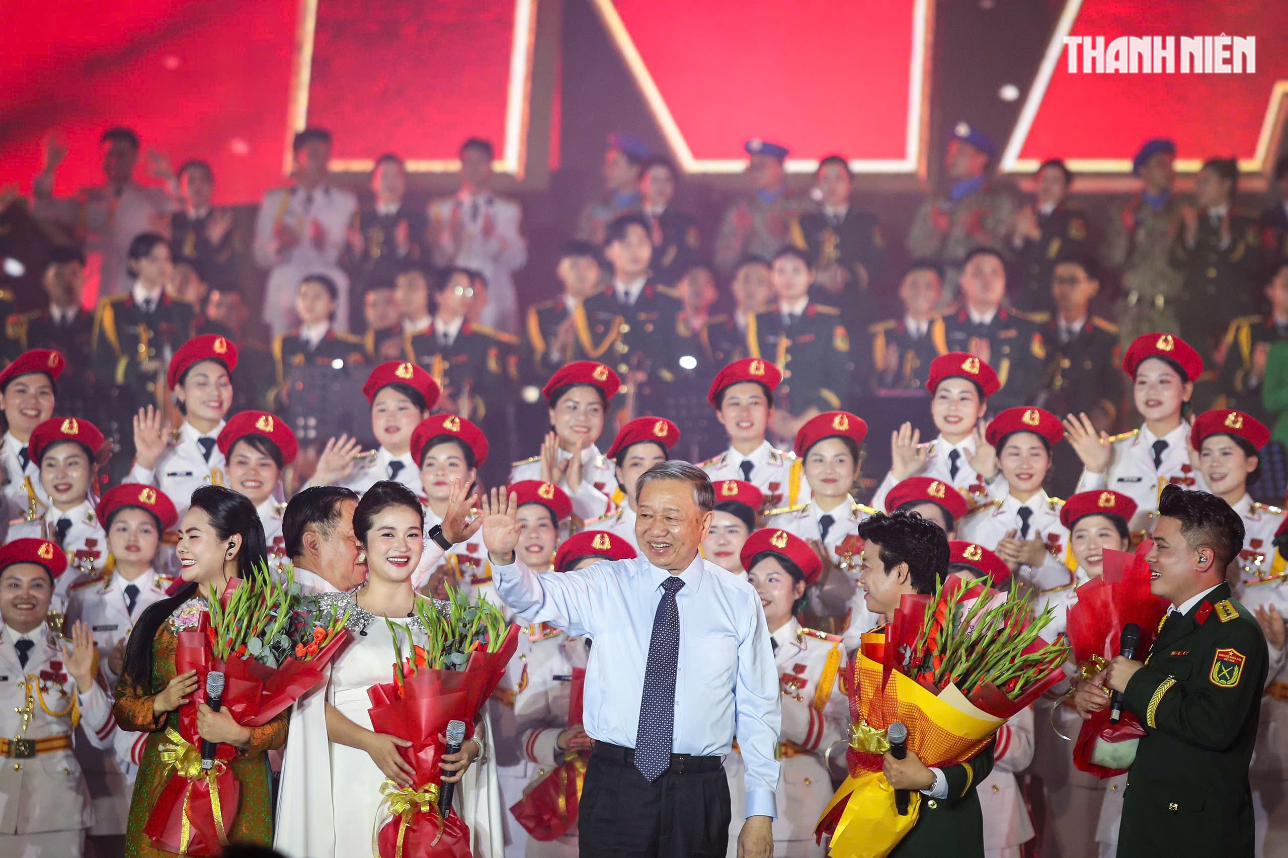 'Đất nước trọn niềm vui' do Quân ủy Trung ương tổ chức ấn tượng ở TP.HCM- Ảnh 2.