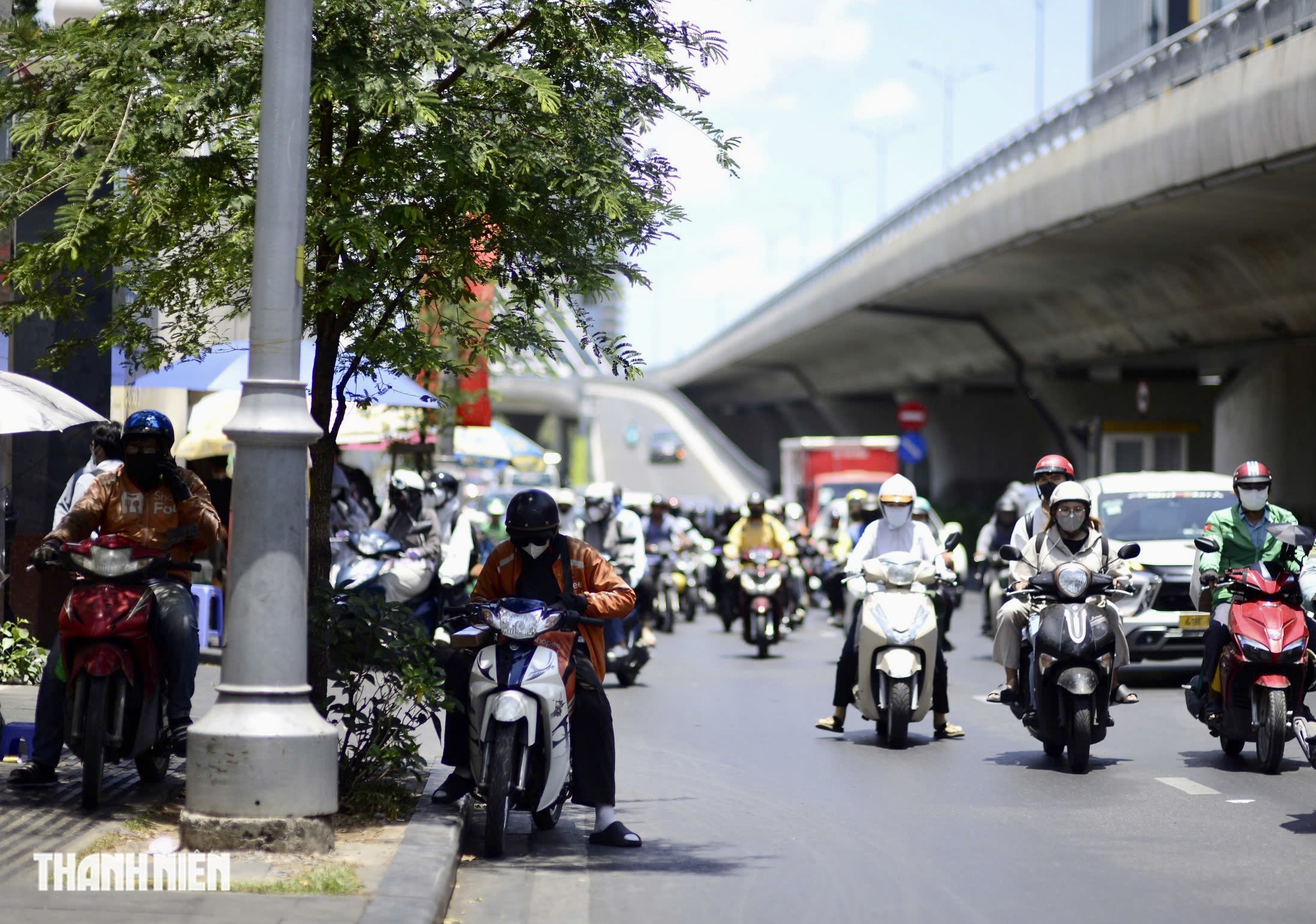 Nắng nóng đỉnh điểm ở TP.HCM: 'Giải nhiệt' miễn phí dưới bóng cây xanh - Ảnh 15.