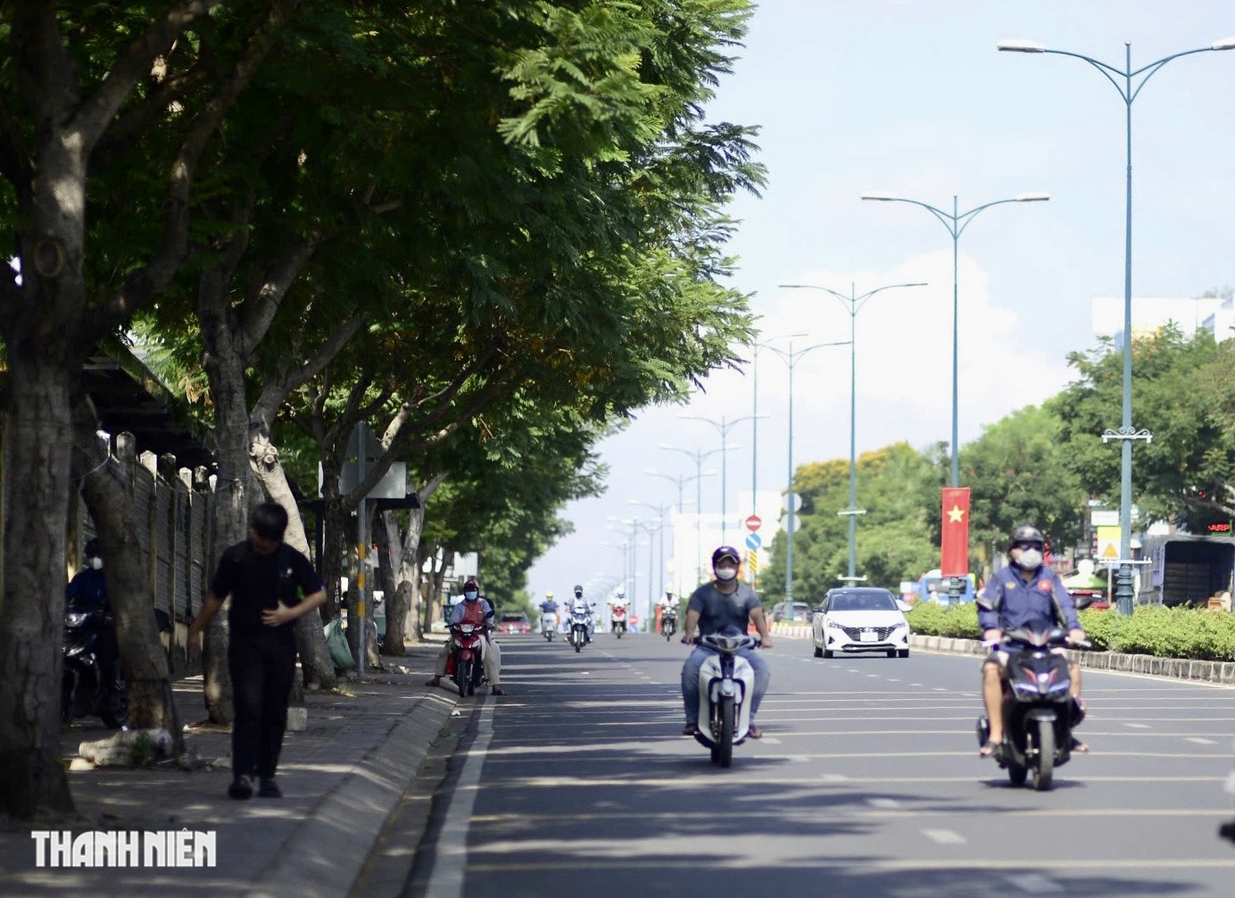 Nắng nóng đỉnh điểm ở TP.HCM: 'Giải nhiệt' miễn phí dưới bóng cây xanh - Ảnh 11.