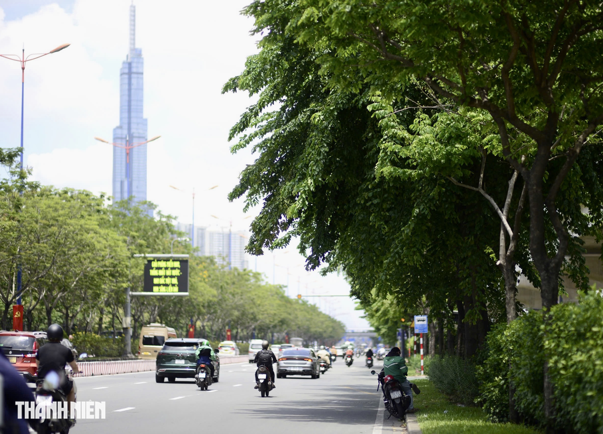Nắng nóng đỉnh điểm ở TP.HCM: 'Giải nhiệt' miễn phí dưới bóng cây xanh - Ảnh 1.