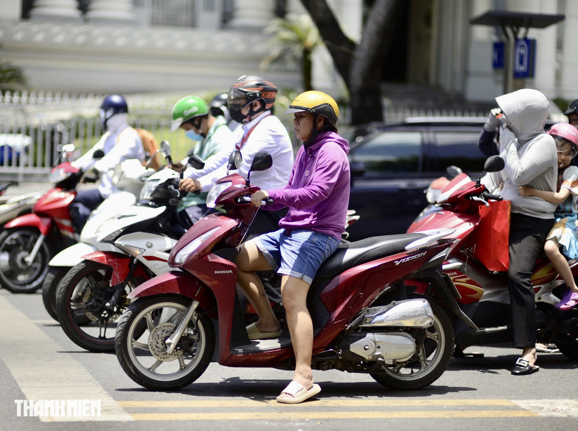 Nắng nóng đỉnh điểm ở TP.HCM: 'Giải nhiệt' miễn phí dưới bóng cây xanh - Ảnh 17.
