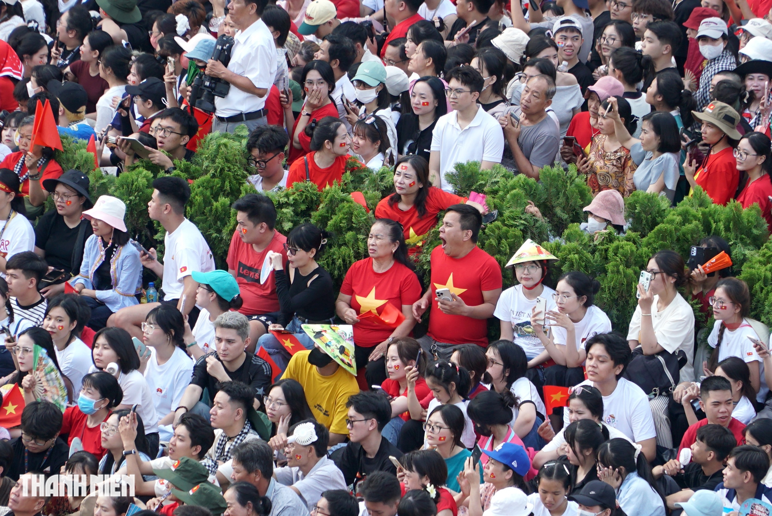 50 năm có một ngày, hàng chục ngàn người dân chật kín cung đường diễu binh 30.4: Tổ quốc trong tim mọi người- Ảnh 5. 50 năm có một ngày, hàng chục ngàn người dân chật kín cung đường diễu binh 30.4: Tổ quốc trong tim mọi người- Ảnh 5.