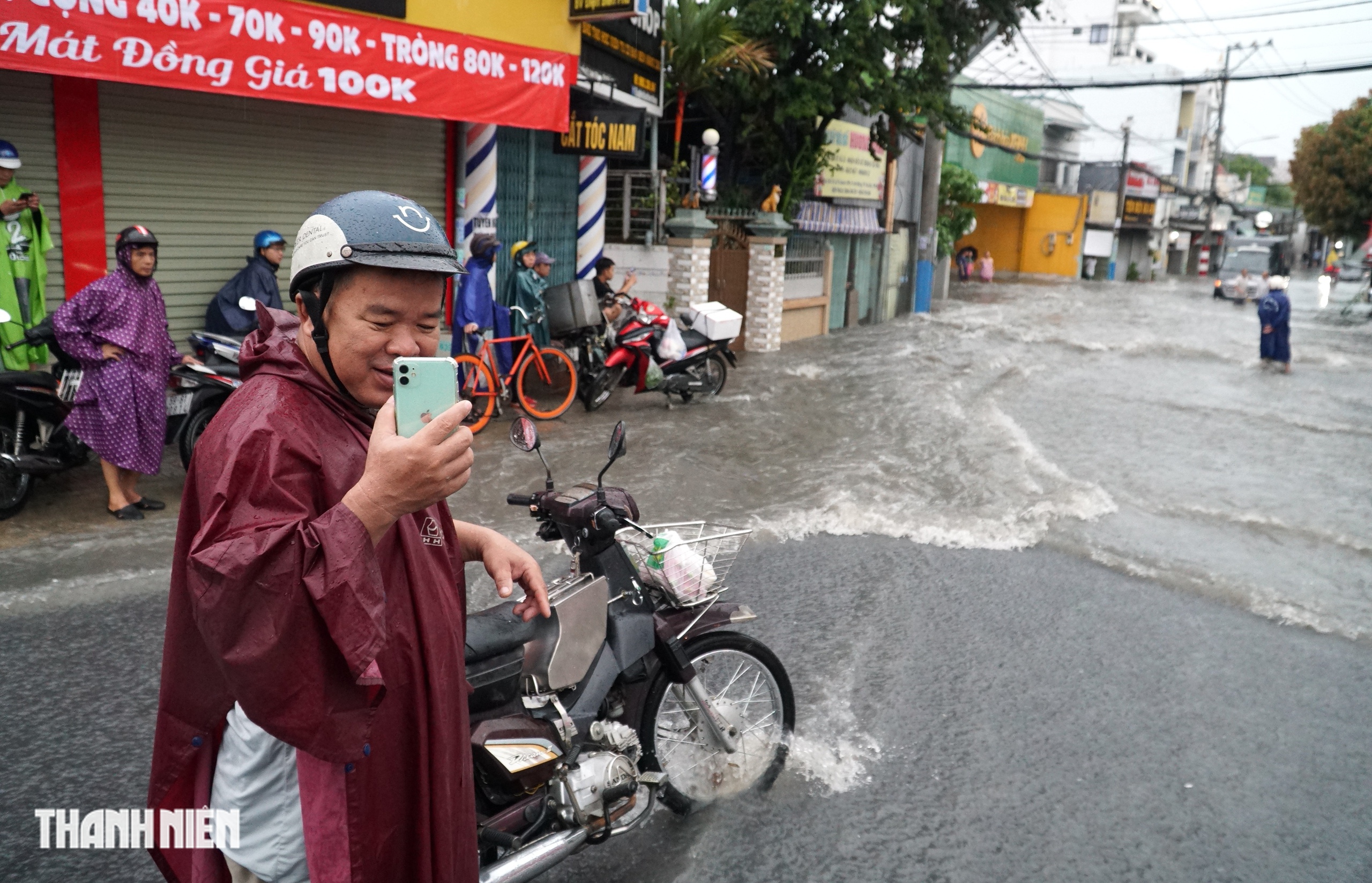 Cảnh ngập nước ở đường Linh Đông sau cơn mưa lớn gây khó khăn cho người dân - Ảnh 12. Cảnh ngập nước ở đường Linh Đông sau cơn mưa lớn gây khó khăn cho người dân - Ảnh 12.