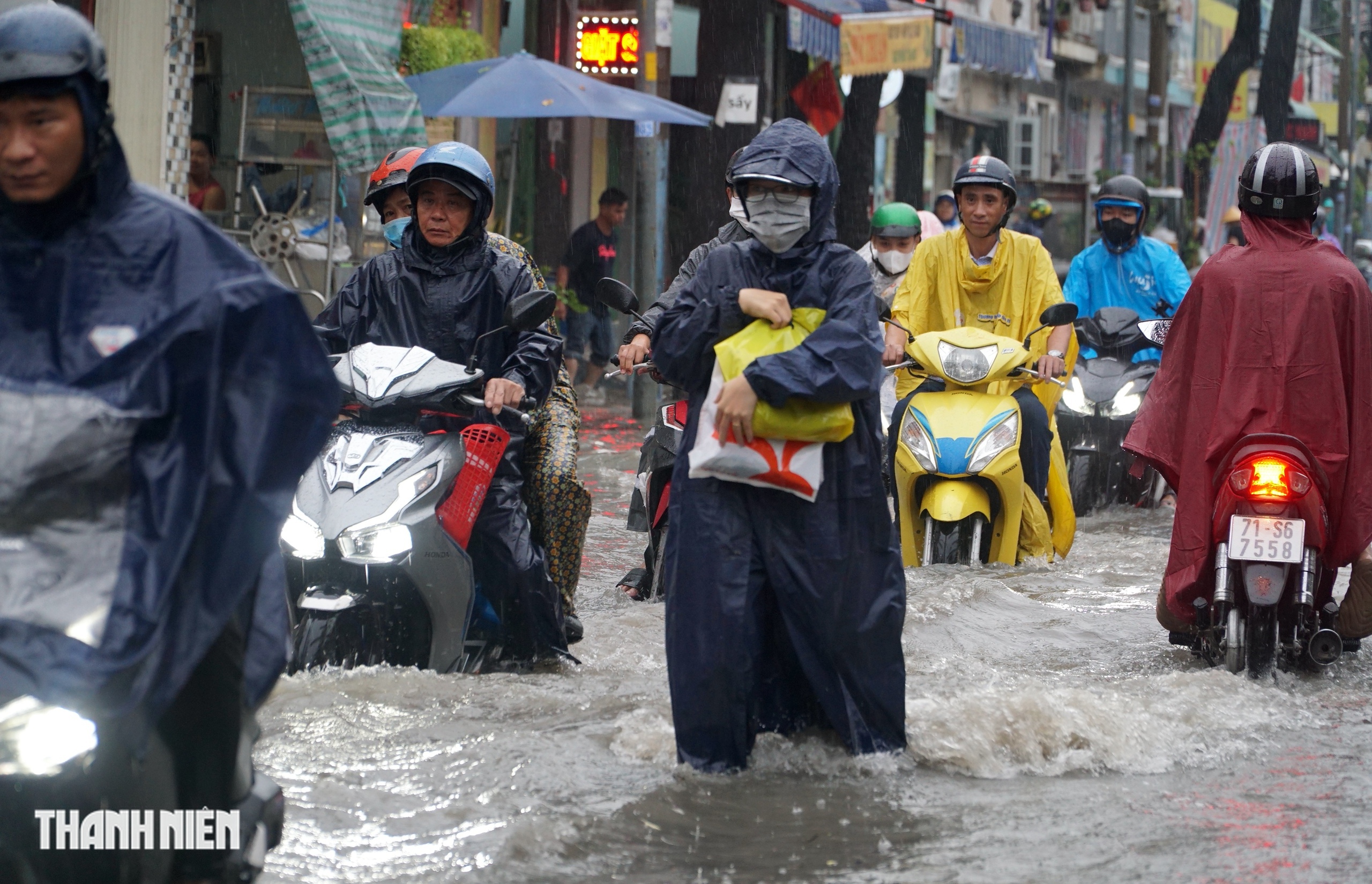 Cảnh ngập nước ở đường Linh Đông sau cơn mưa lớn gây khó khăn cho người dân - Ảnh 14. Cảnh ngập nước ở đường Linh Đông sau cơn mưa lớn gây khó khăn cho người dân - Ảnh 14.