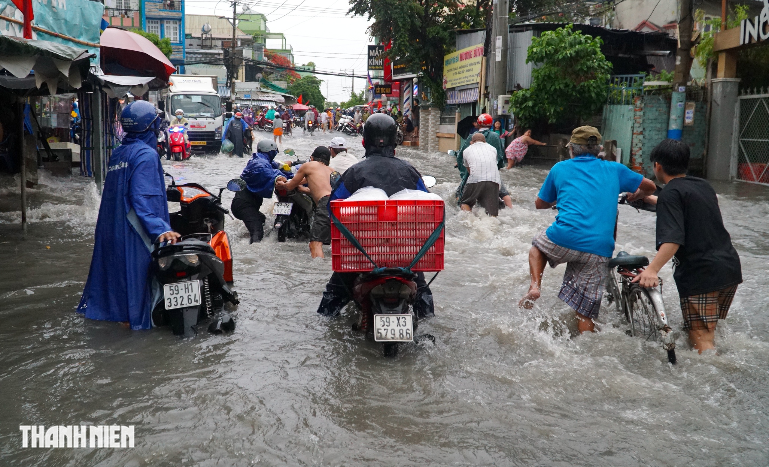 Cảnh ngập nước ở đường Linh Đông sau cơn mưa lớn gây khó khăn cho người dân - Ảnh 13. Cảnh ngập nước ở đường Linh Đông sau cơn mưa lớn gây khó khăn cho người dân - Ảnh 13.