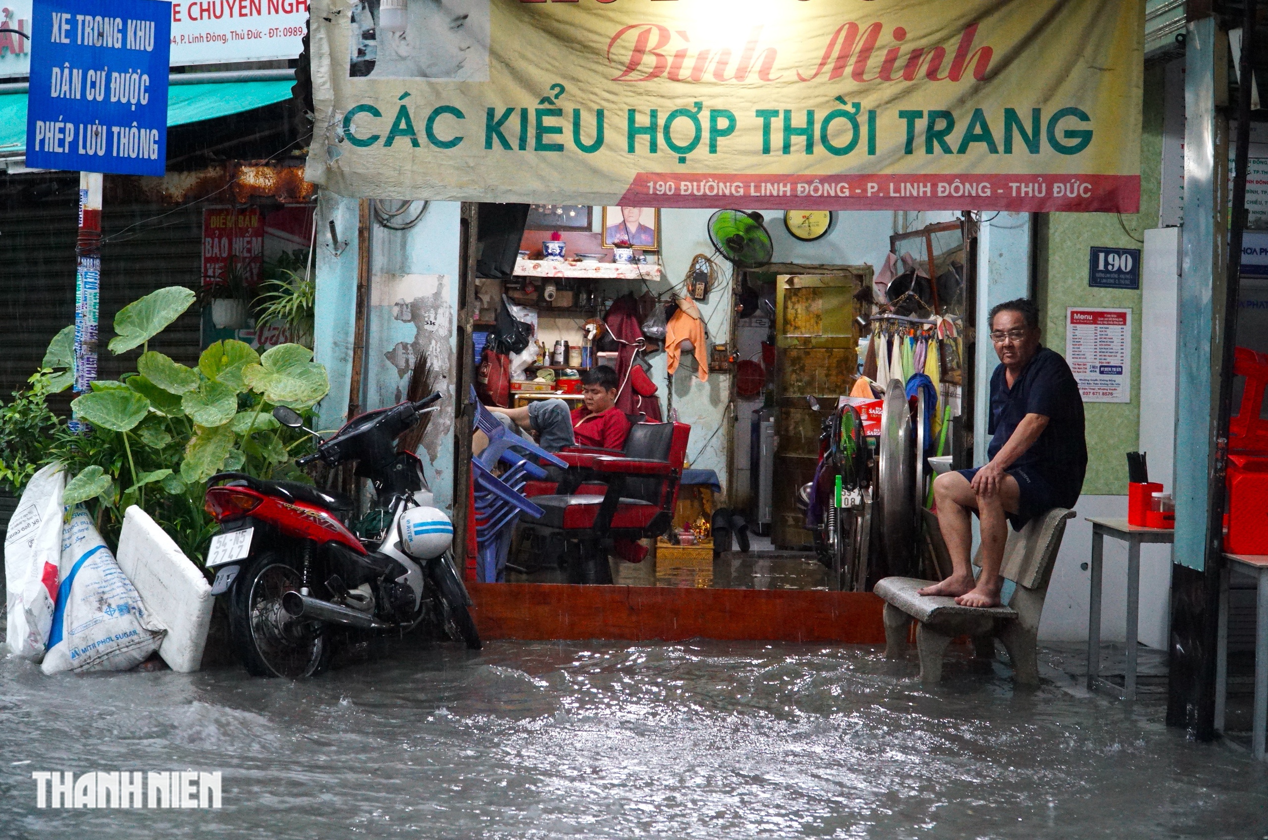 Cảnh ngập nước ở đường Linh Đông sau cơn mưa lớn gây khó khăn cho người dân - Ảnh 3. Cảnh ngập nước ở đường Linh Đông sau cơn mưa lớn gây khó khăn cho người dân - Ảnh 3.