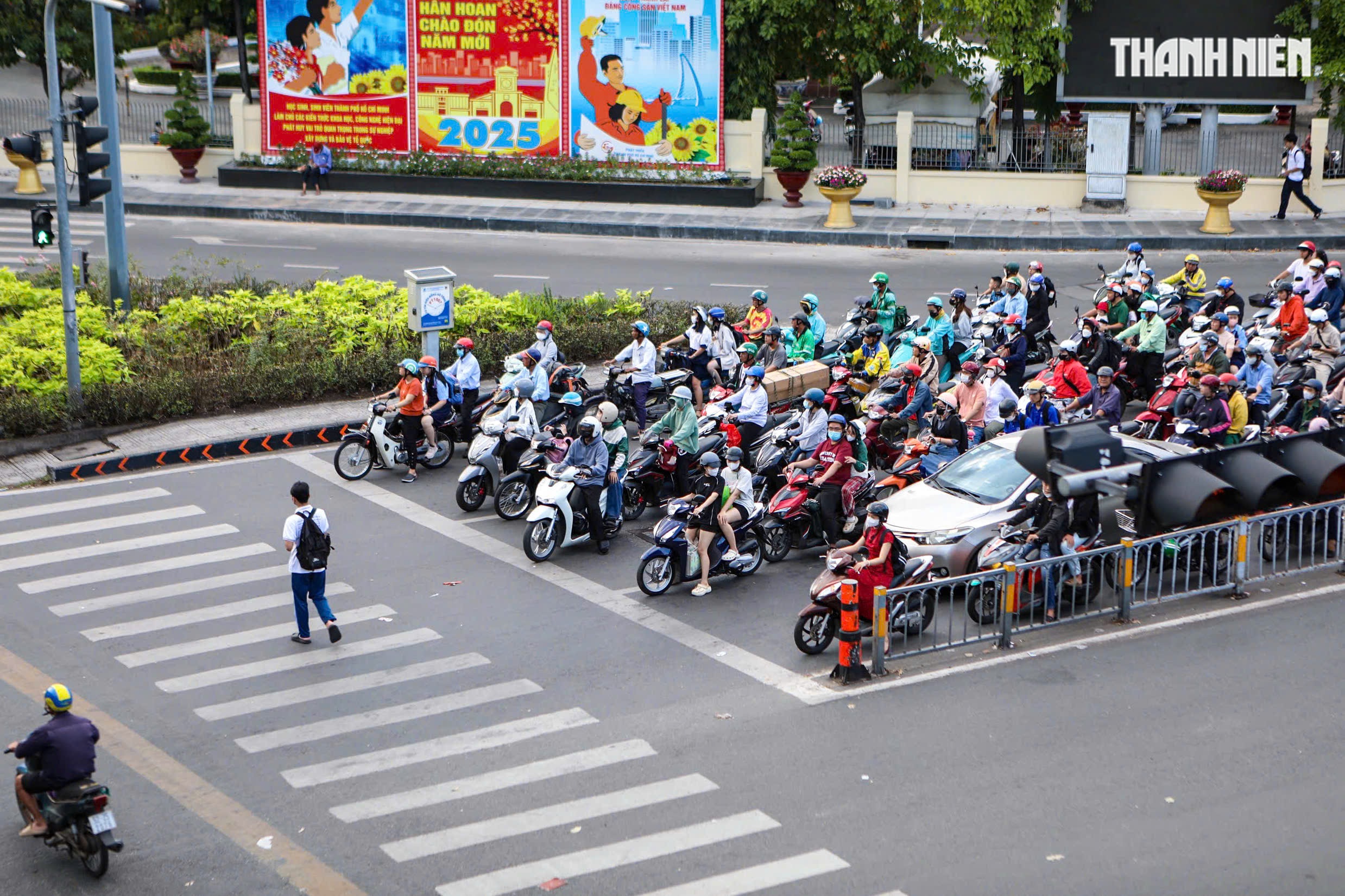 Dừng đèn đỏ cán vạch bị CSGT phạt như vượt đèn đỏ: Người dân TP.HCM đi thế nào?- Ảnh 2. Dừng đèn đỏ cán vạch bị CSGT phạt như vượt đèn đỏ: Người dân TP.HCM đi thế nào?- Ảnh 2.