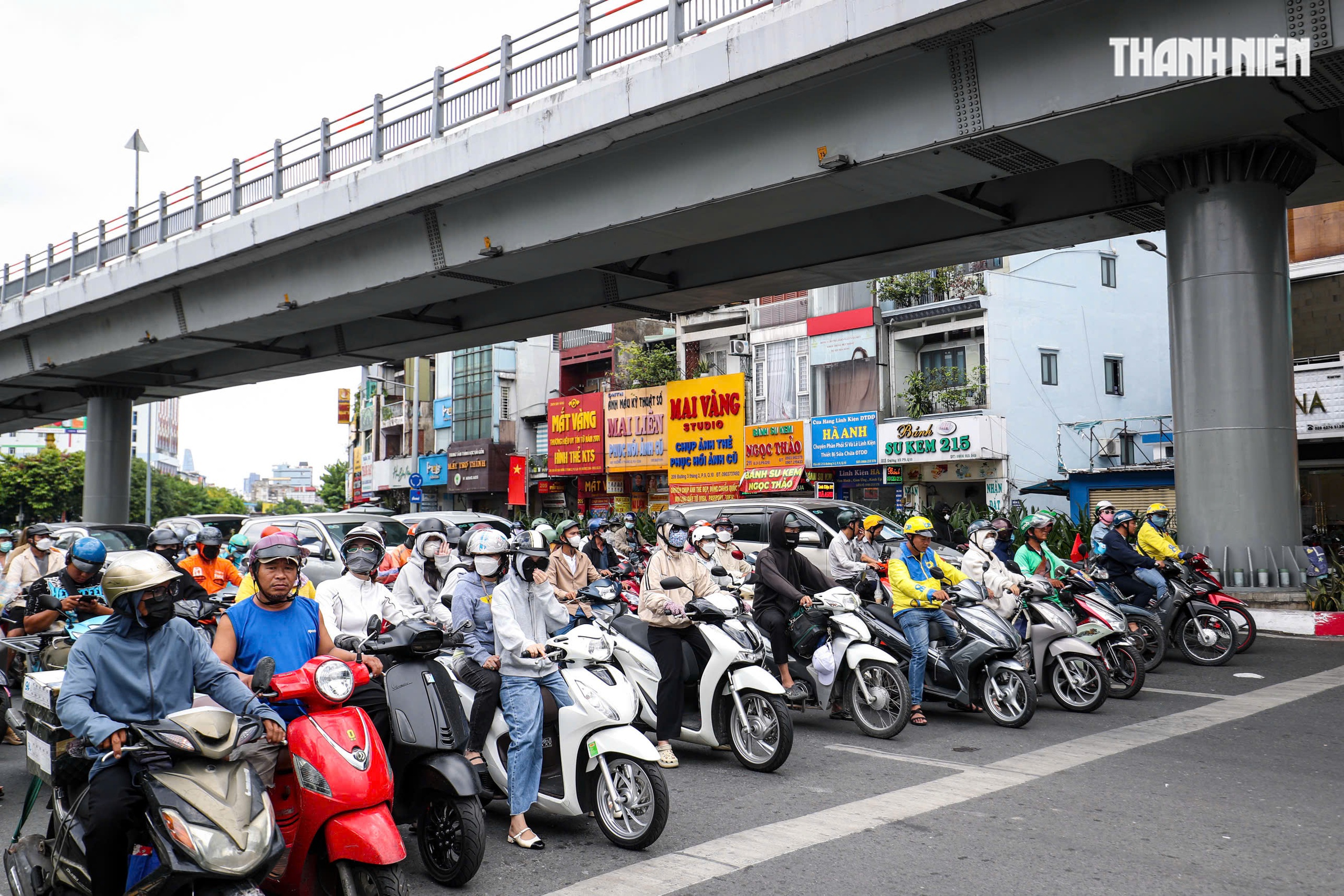 Dừng đèn đỏ cán vạch bị CSGT phạt như vượt đèn đỏ: Người dân TP.HCM đi thế nào?- Ảnh 7. Dừng đèn đỏ cán vạch bị CSGT phạt như vượt đèn đỏ: Người dân TP.HCM đi thế nào?- Ảnh 7.