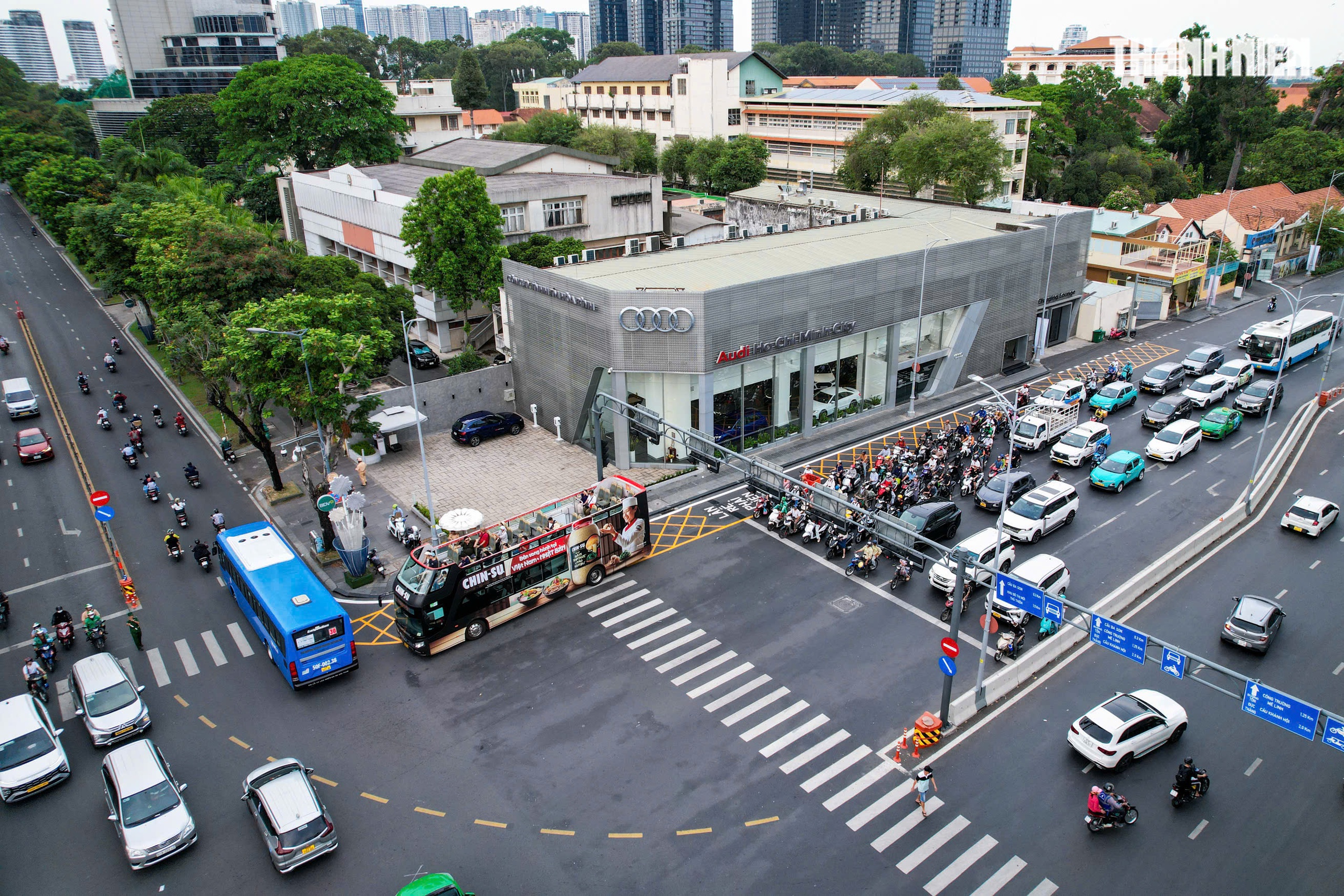 Dừng đèn đỏ cán vạch bị CSGT phạt như vượt đèn đỏ: Người dân TP.HCM đi thế nào?- Ảnh 9. Dừng đèn đỏ cán vạch bị CSGT phạt như vượt đèn đỏ: Người dân TP.HCM đi thế nào?- Ảnh 9.