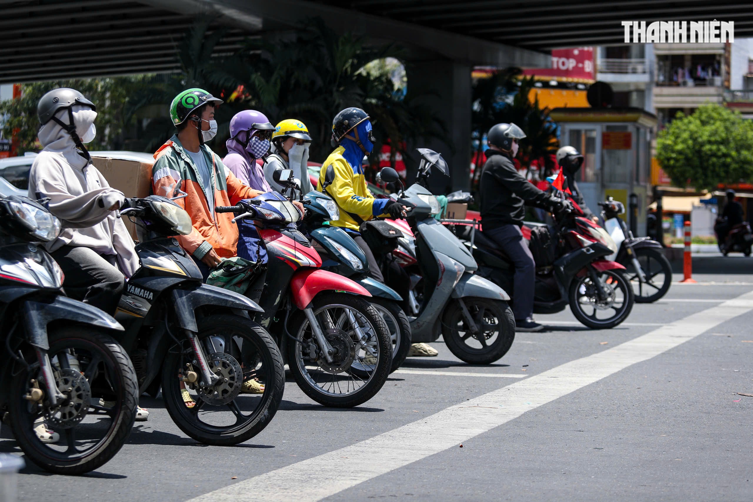 Dừng đèn đỏ cán vạch bị CSGT phạt như vượt đèn đỏ: Người dân TP.HCM đi thế nào?- Ảnh 8. Dừng đèn đỏ cán vạch bị CSGT phạt như vượt đèn đỏ: Người dân TP.HCM đi thế nào?- Ảnh 8.