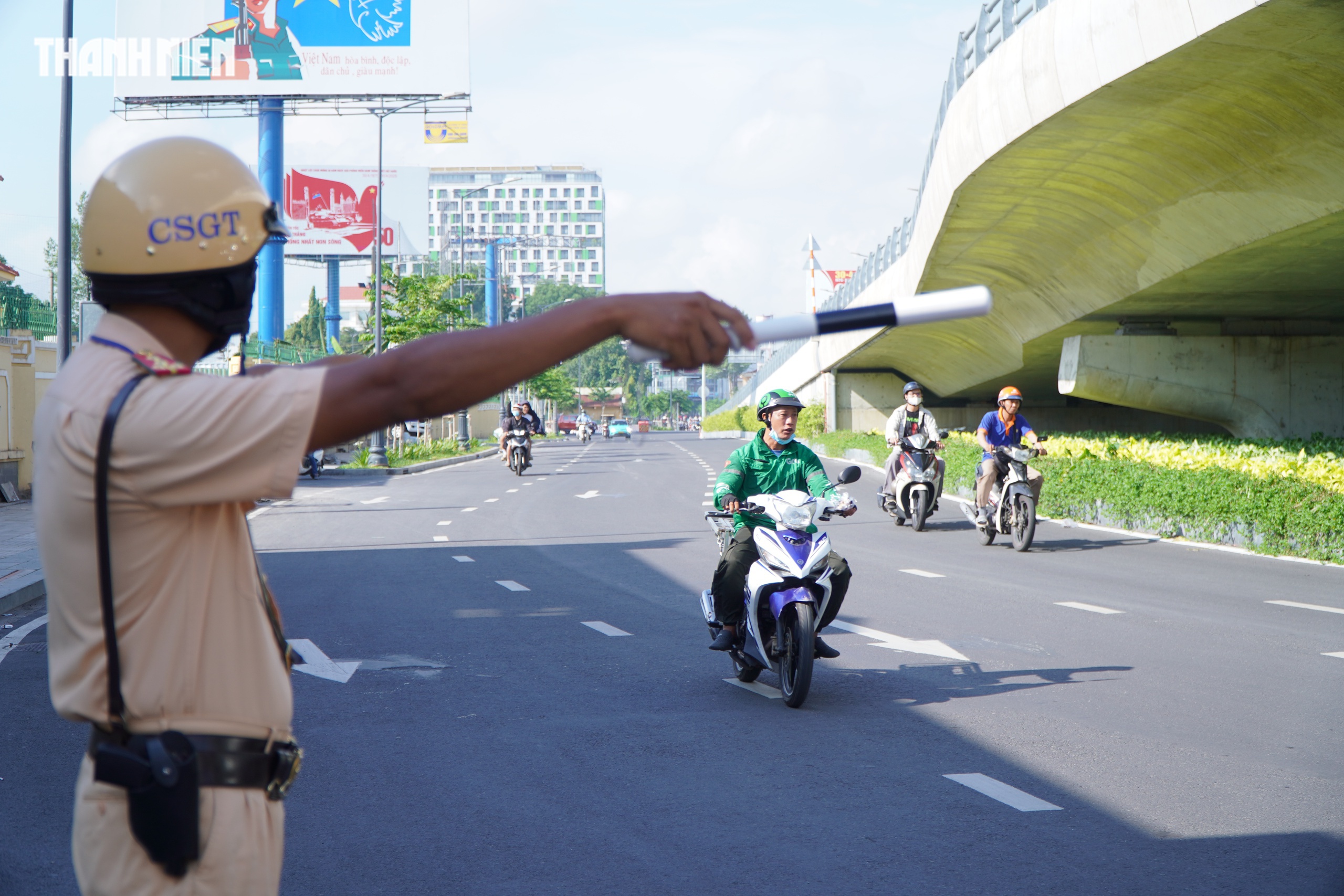 Đường vào nhà ga T3: Hàng loạt xe máy đi sai, bất ngờ khi CSGT tuýt còi - Ảnh 7.