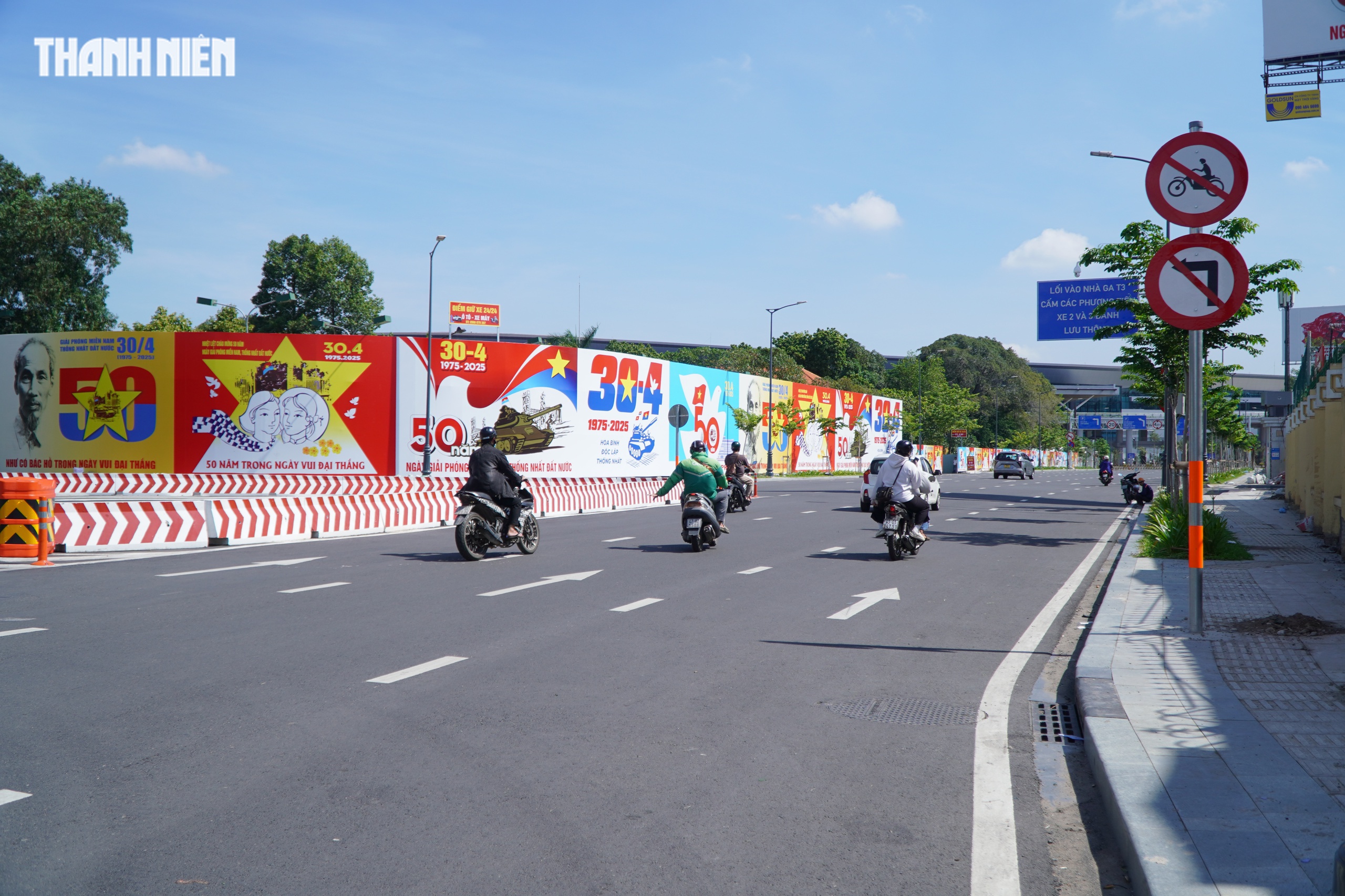 Đường vào nhà ga T3: Hàng loạt xe máy đi sai, bất ngờ khi CSGT tuýt còi - Ảnh 4.