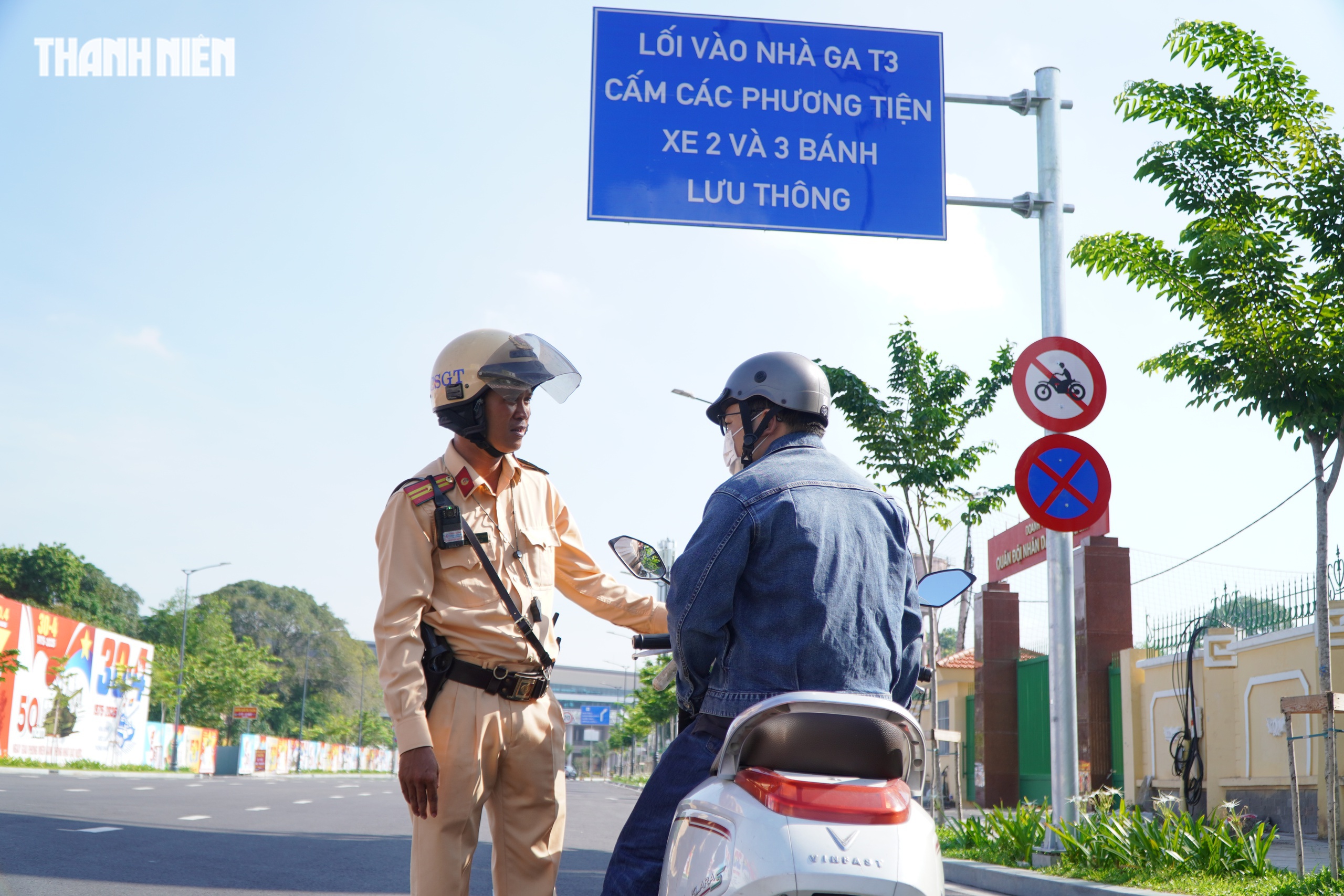 Đường vào nhà ga T3: Hàng loạt xe máy đi sai, bất ngờ khi CSGT tuýt còi - Ảnh 1.