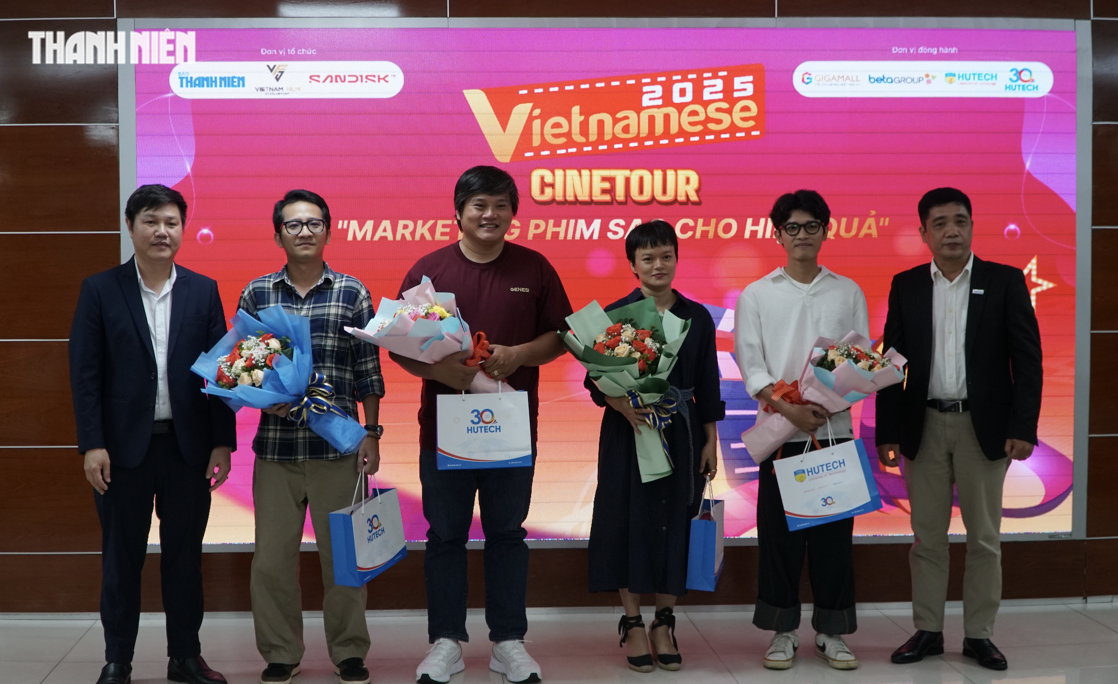 Sinh viên HUTECH “bóc tem” Cinetour mùa 2: Học cách marketing phim từ đạo diễn “Ròm” và NSX “Nhà bà Nữ” Sinh viên HUTECH “bóc tem” Cinetour mùa 2: Học cách marketing phim từ đạo diễn “Ròm” và NSX “Nhà bà Nữ”