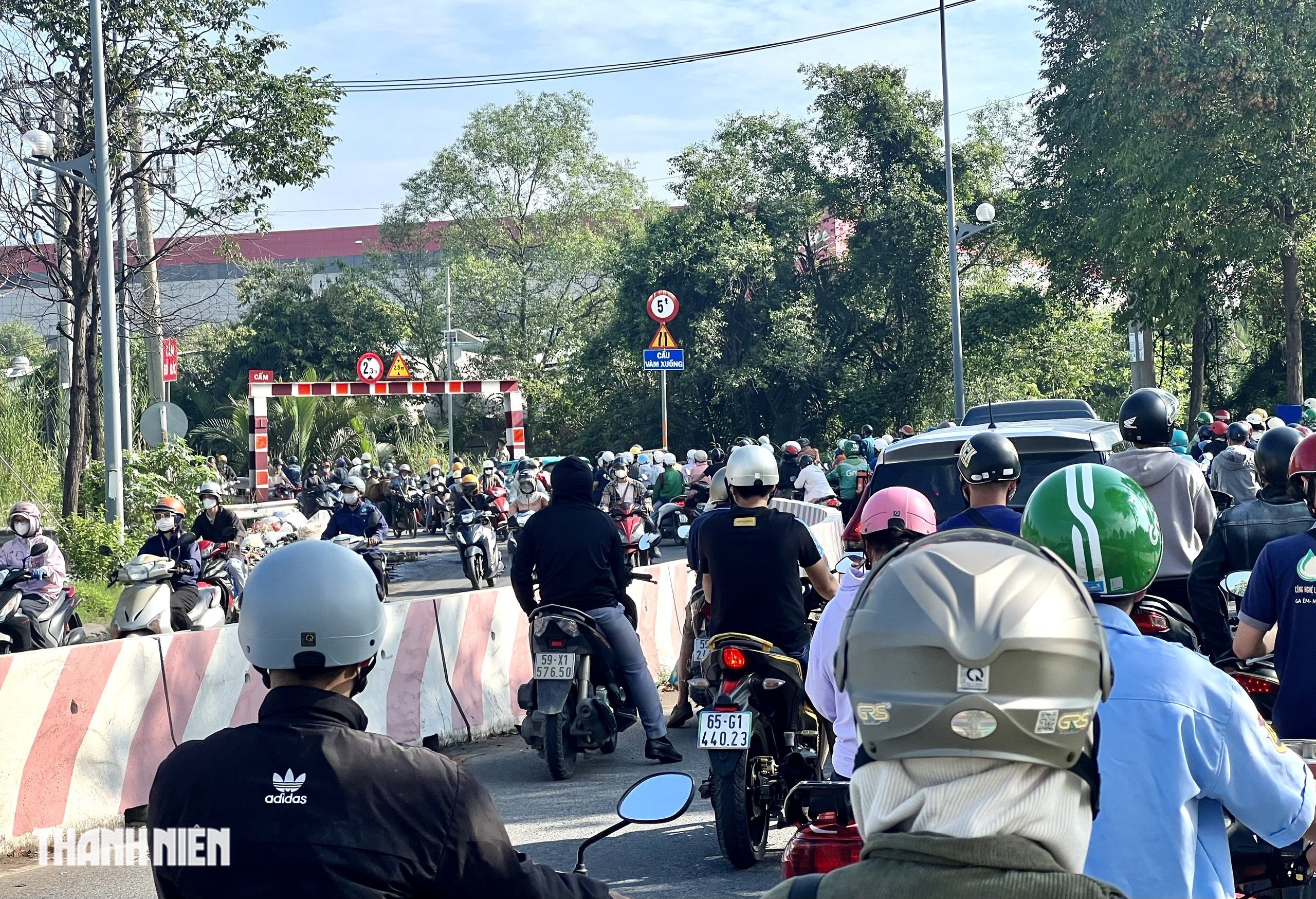 Cầu Vàm Xuồng TP.Thủ Đức: Vì sao phải chờ 10 phút để được đi qua? - Ảnh 1.
