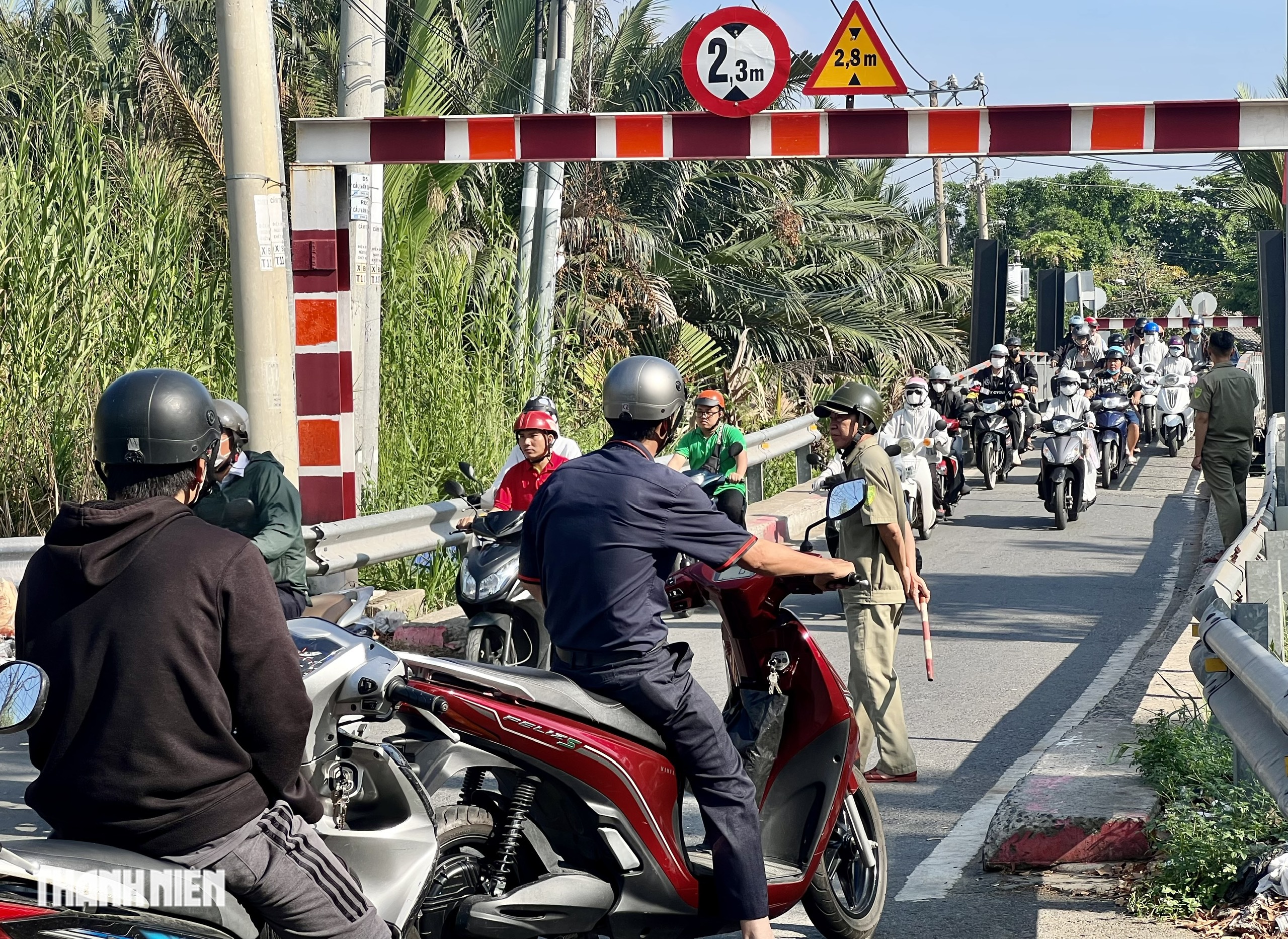 Cầu Vàm Xuồng TP.Thủ Đức: Vì sao phải chờ 10 phút để được đi qua? - Ảnh 3.
