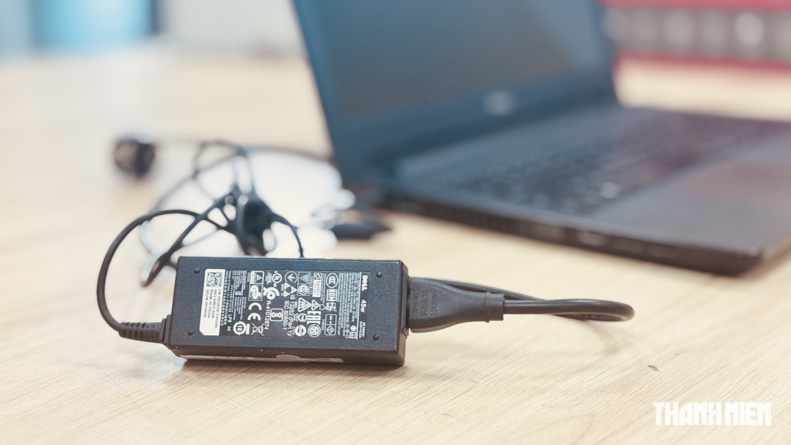 Giải mã cục gạch trên bộ sạc laptop và nguyên nhân gây nóng - Ảnh 1. Giải mã cục gạch trên bộ sạc laptop và nguyên nhân gây nóng - Ảnh 1.