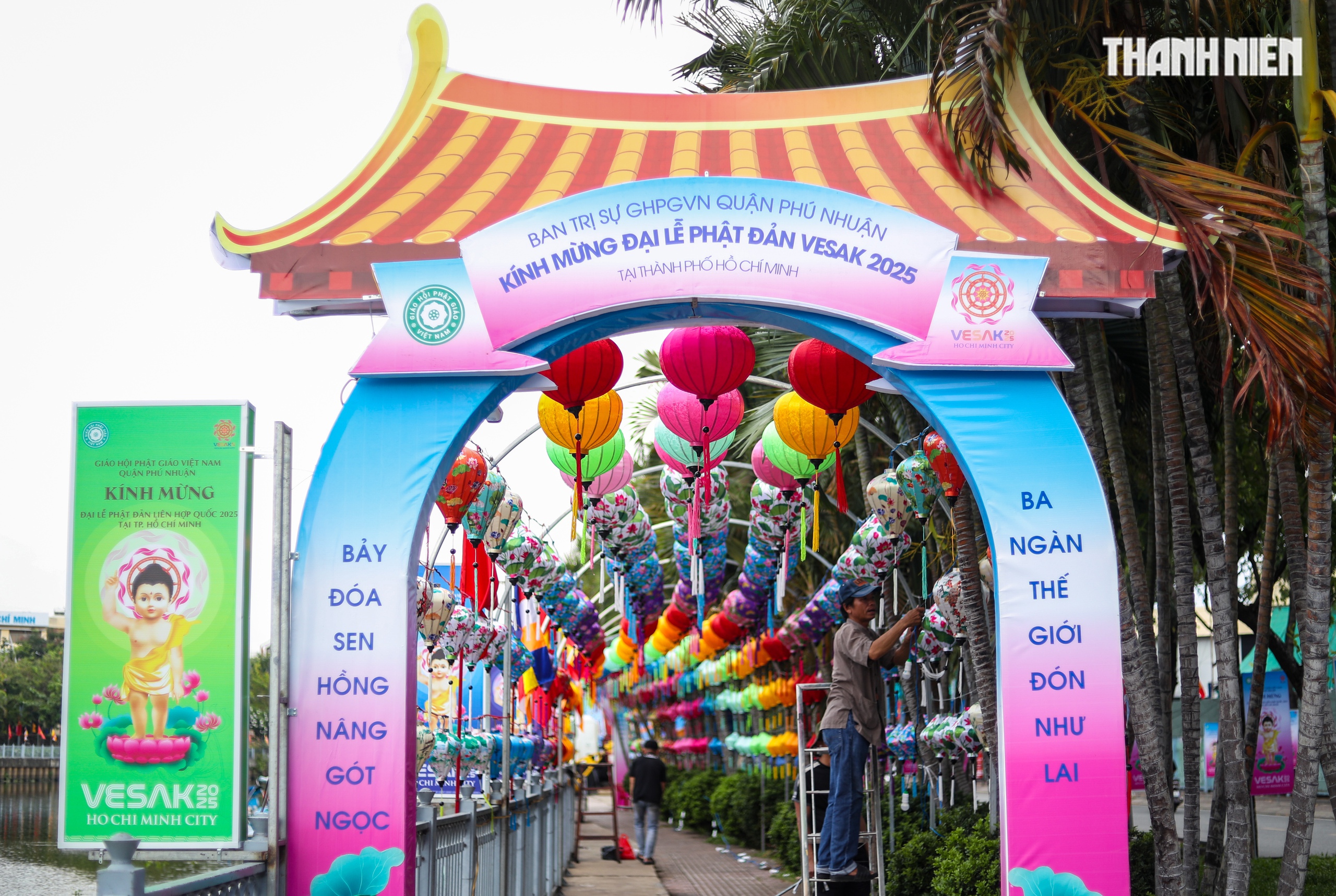 Nhiều ngôi chùa dọc kênh Nhiêu Lộc - Thị Nghè rực rỡ cờ hoa mừng Phật đản - Ảnh 7.