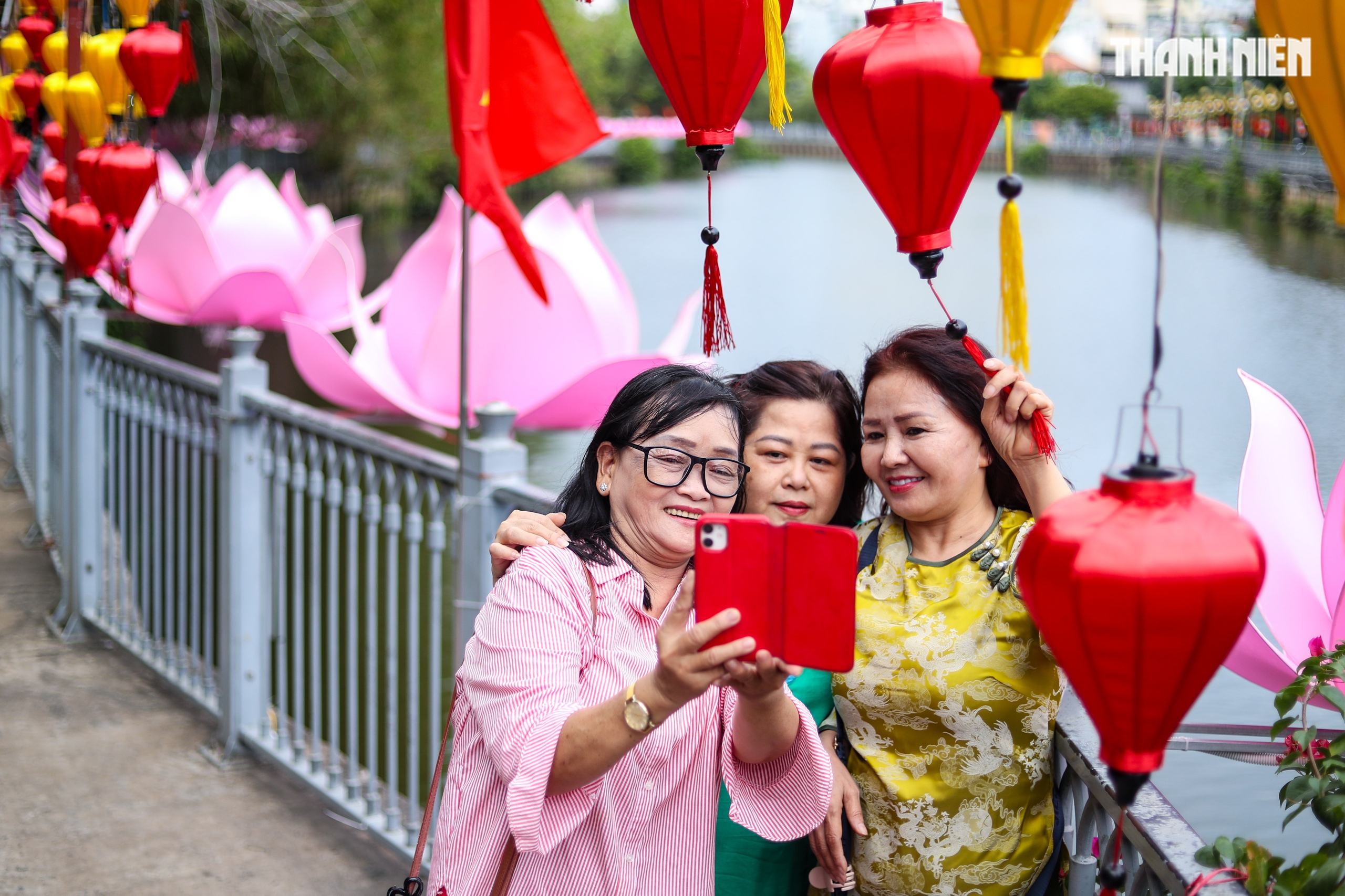 Nhiều ngôi chùa dọc kênh Nhiêu Lộc - Thị Nghè rực rỡ cờ hoa mừng Phật đản - Ảnh 4.