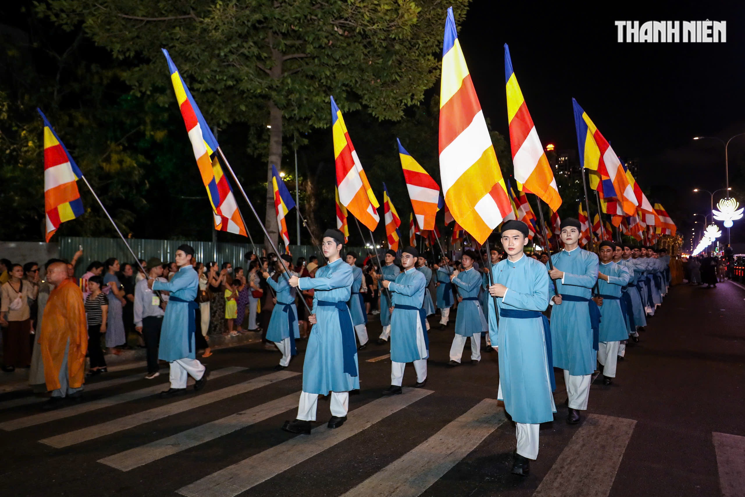 Phật đản 2025: 'Biển người' tham gia lễ rước Phật từ tổ đình Ấn Quang về Việt Nam Quốc Tự- Ảnh 4.