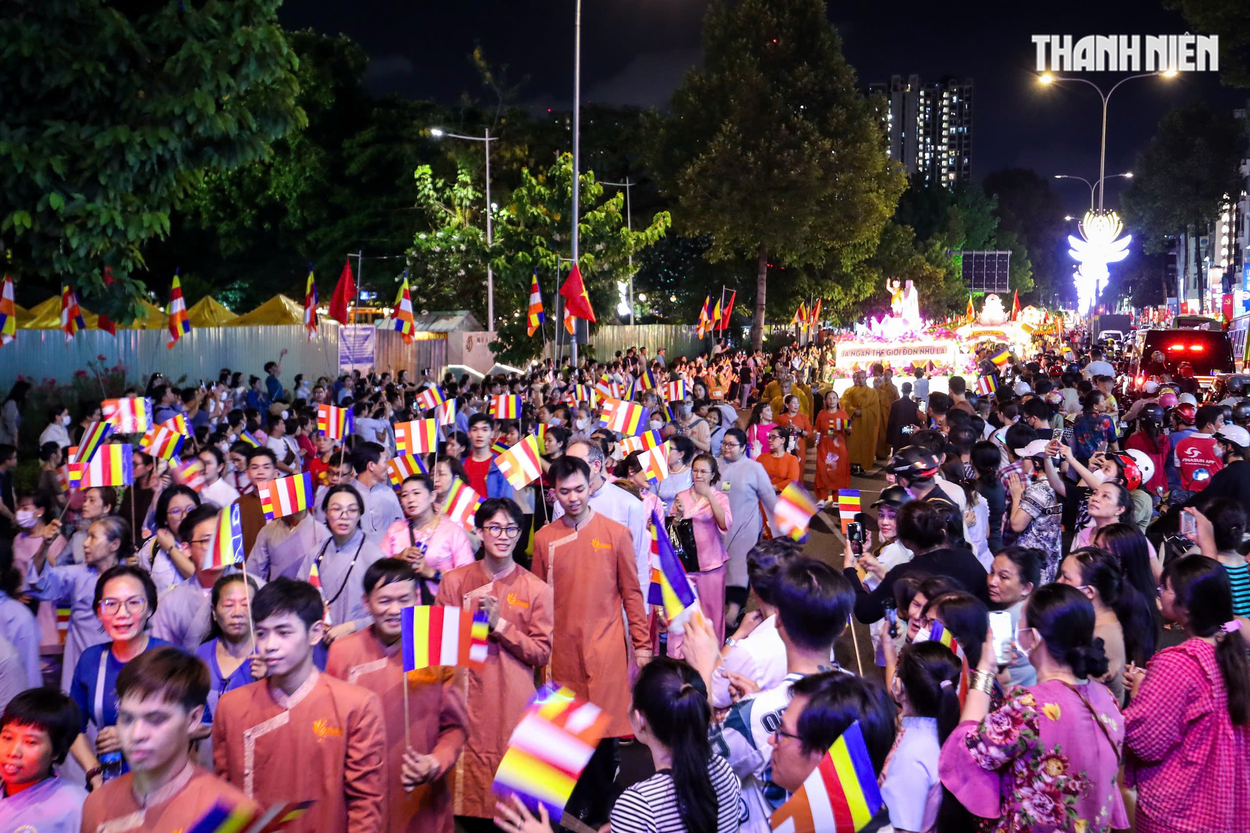 Phật đản 2025: 'Biển người' tham gia lễ rước Phật từ tổ đình Ấn Quang về Việt Nam Quốc Tự- Ảnh 8.