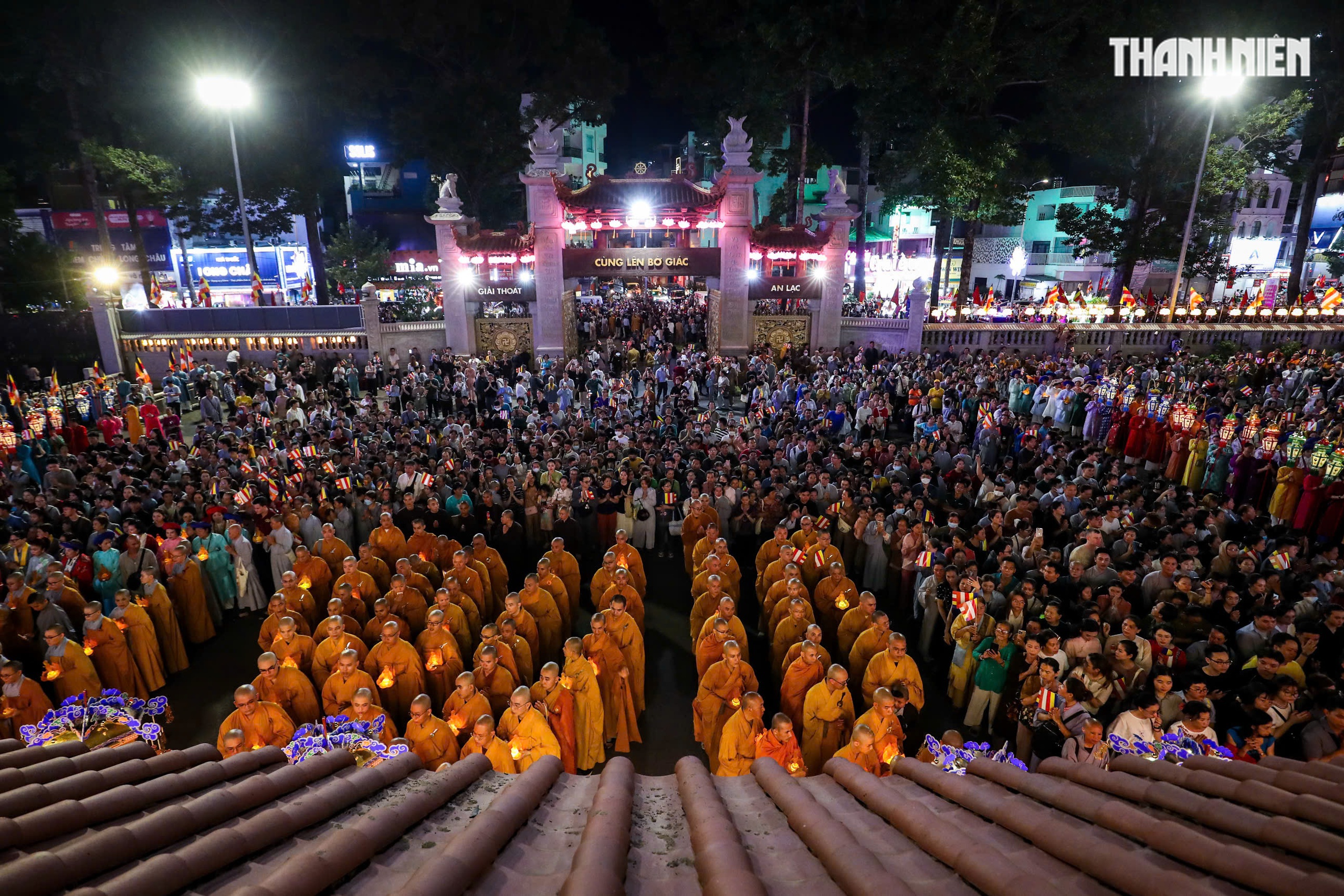 Phật đản 2025: 'Biển người' tham gia lễ rước Phật từ tổ đình Ấn Quang về Việt Nam Quốc Tự- Ảnh 9.