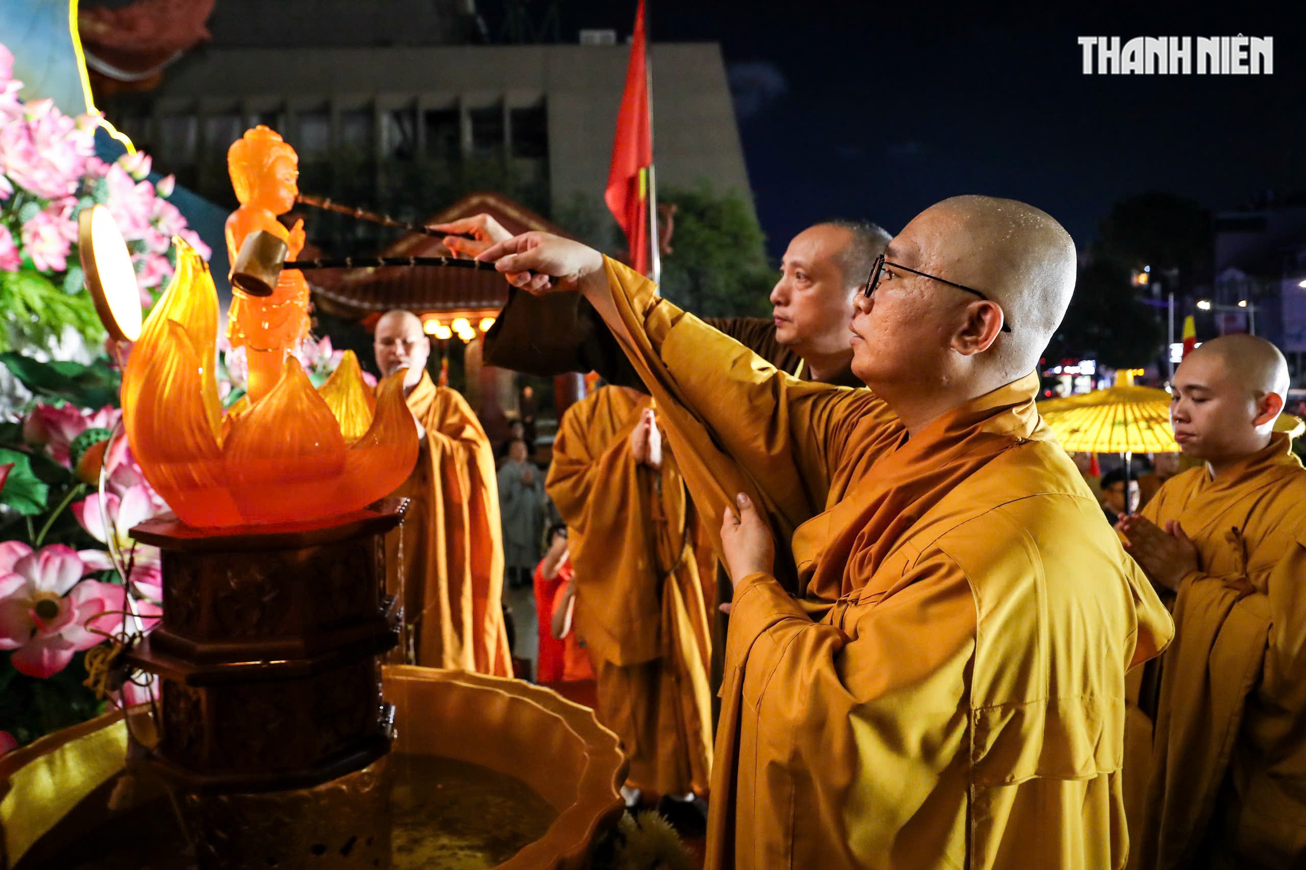 Phật đản 2025: 'Biển người' tham gia lễ rước Phật từ tổ đình Ấn Quang về Việt Nam Quốc Tự- Ảnh 11.
