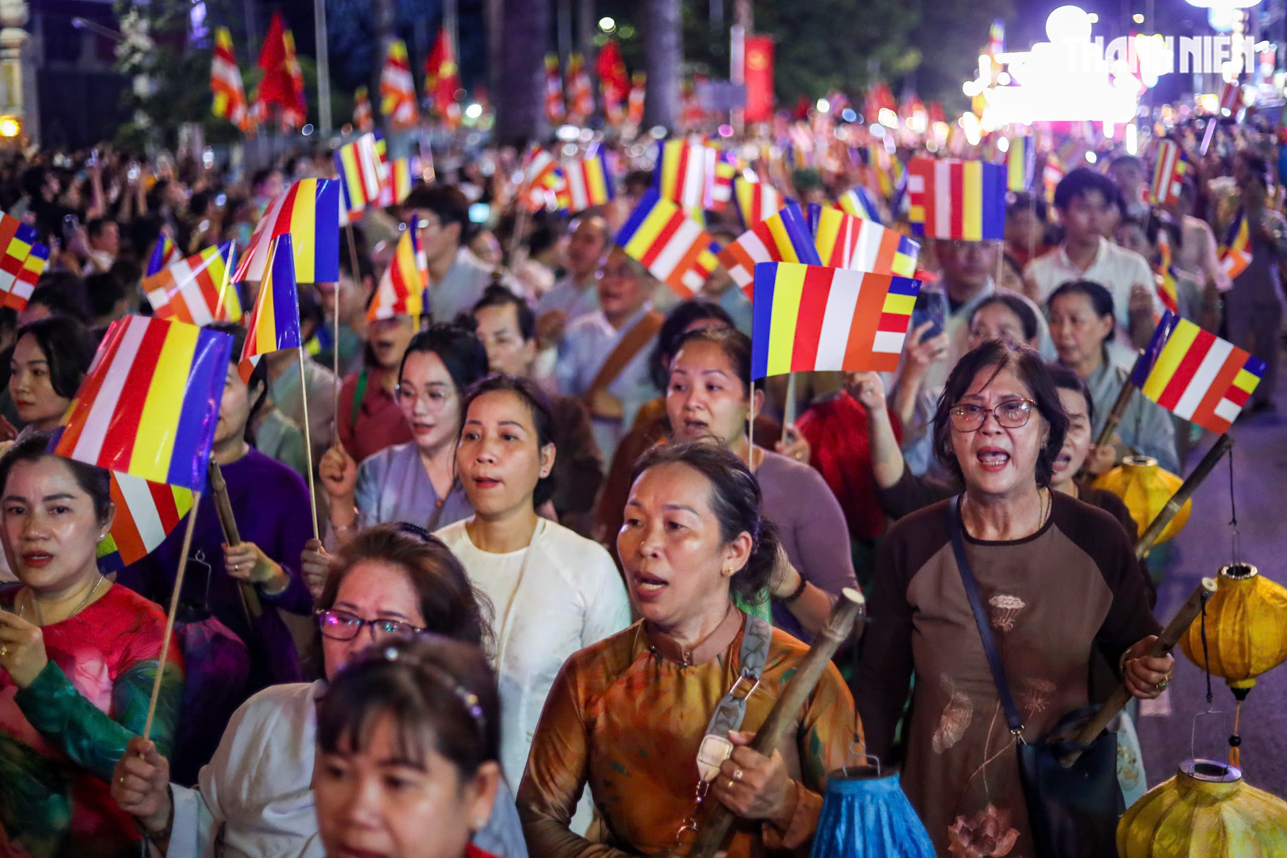 Phật đản 2025: 'Biển người' tham gia lễ rước Phật từ tổ đình Ấn Quang về Việt Nam Quốc Tự- Ảnh 6.