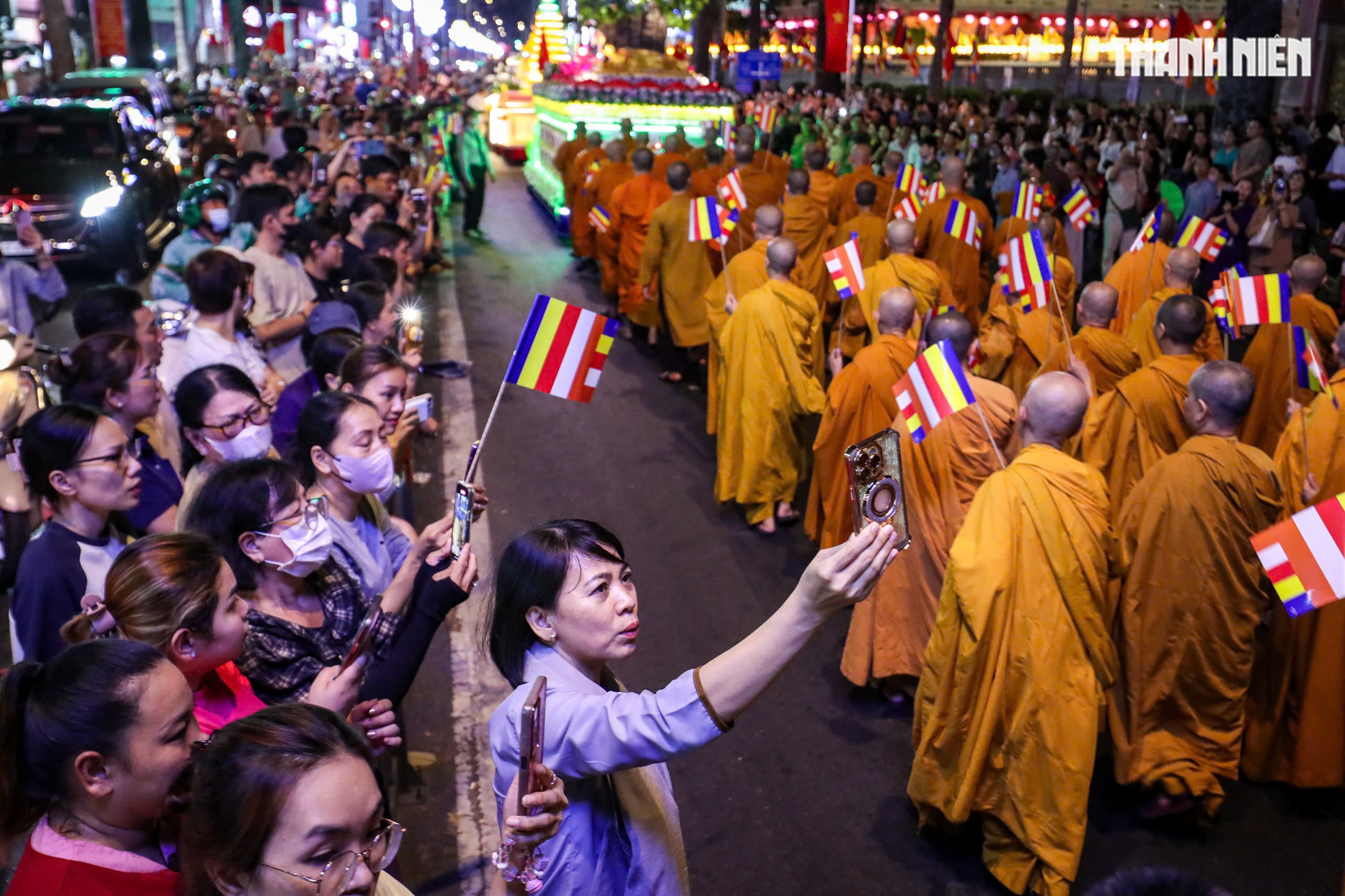 Phật đản 2025: 'Biển người' tham gia lễ rước Phật từ tổ đình Ấn Quang về Việt Nam Quốc Tự- Ảnh 5.