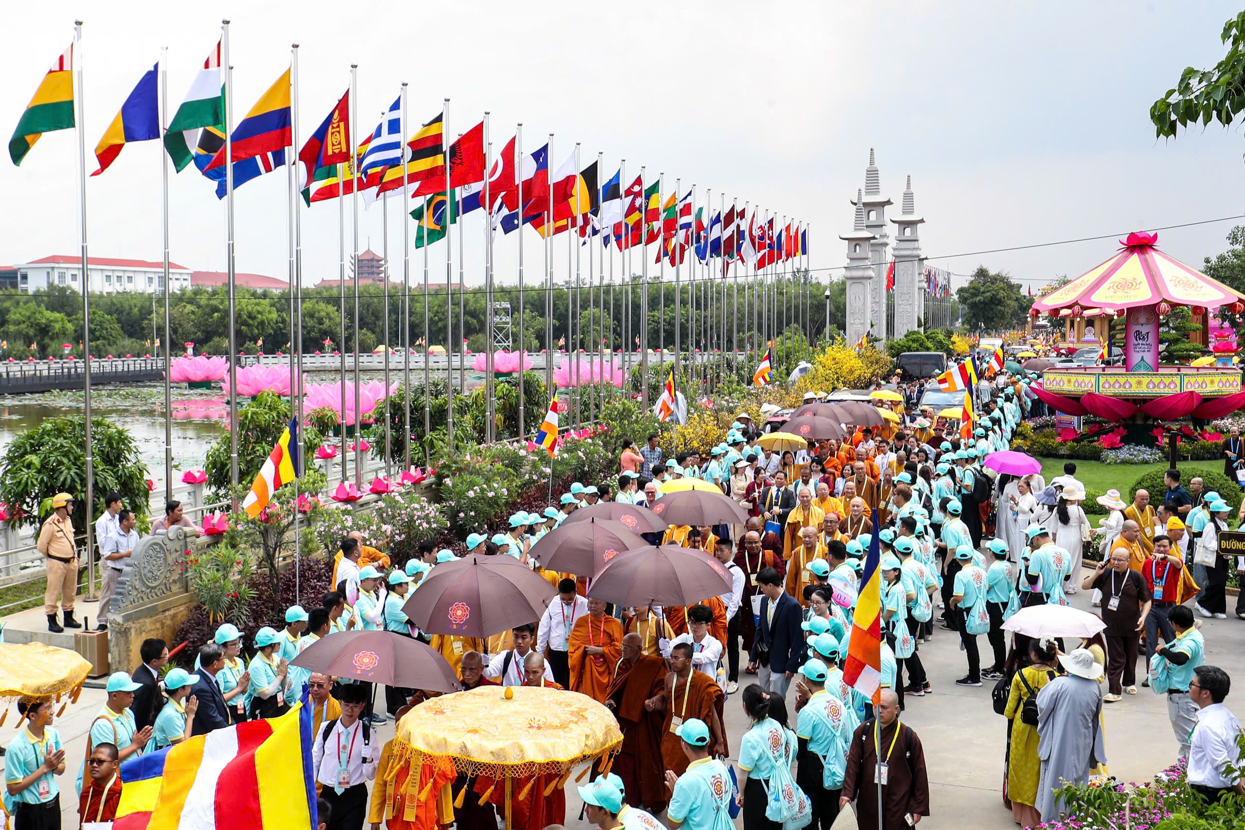 Toàn cảnh lễ khai mạc Vesak 2025: Đoàn kết và bao dung, hướng đến hạnh phúc an lạc cộng đồng - Ảnh 10.