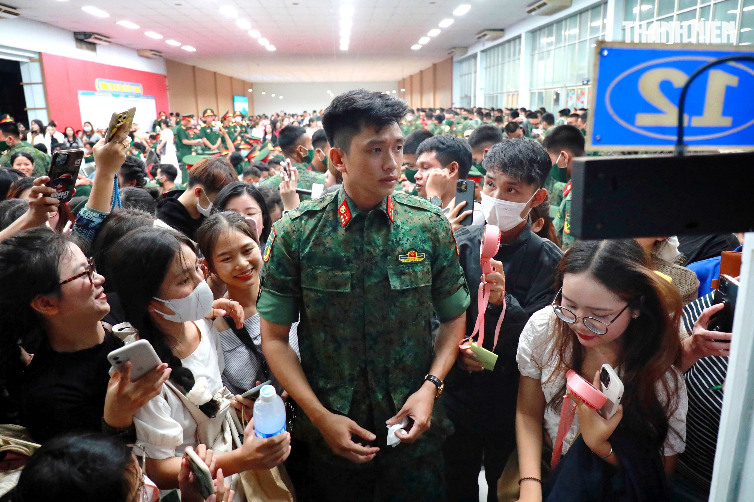 Hàng trăm bạn trẻ vây quanh 'nam thần quân đội' Lê Hoàng Hiệp tại ga Sài Gòn- Ảnh 1.