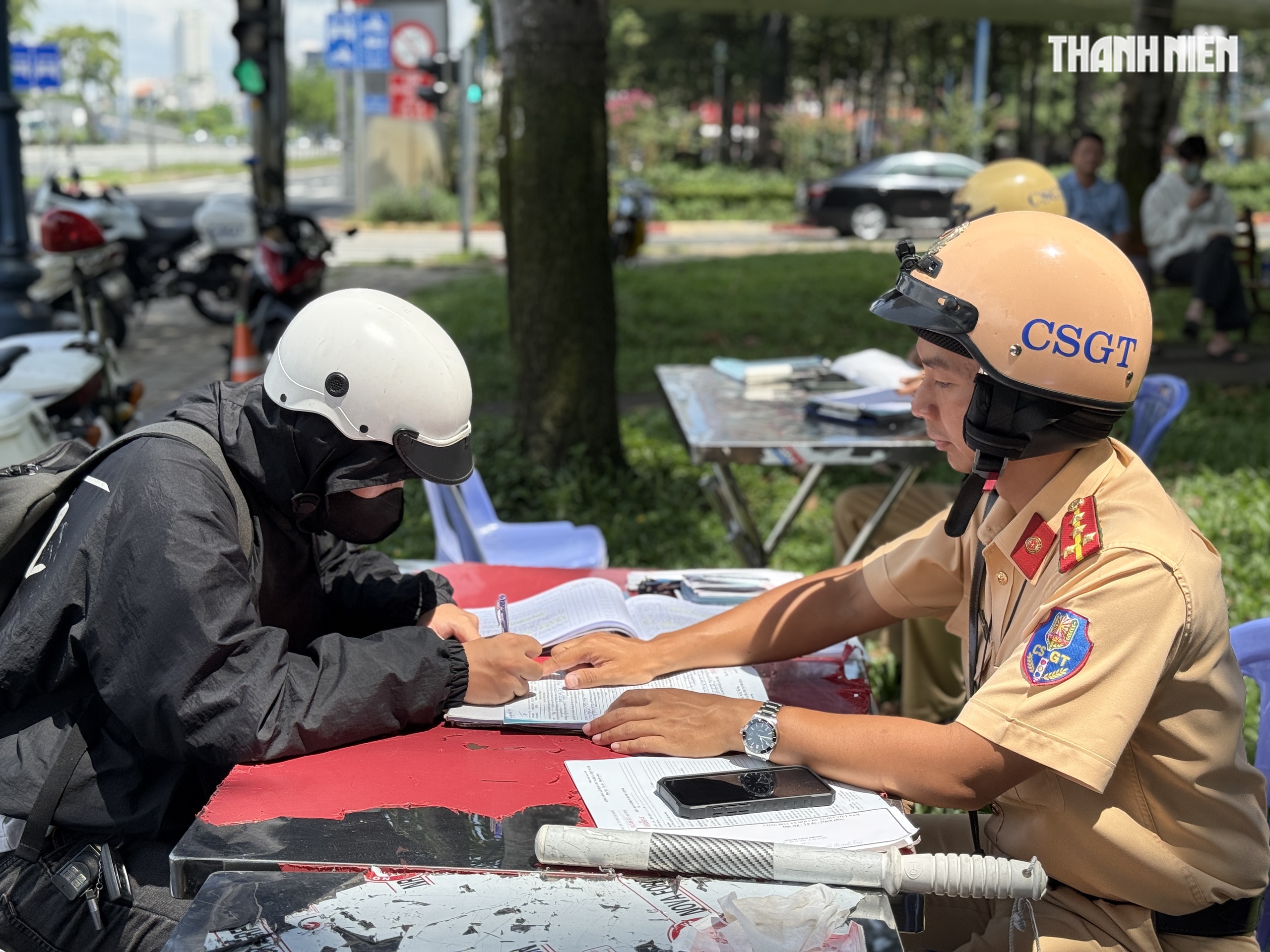 Người vi phạm tốc độ bật khóc khi được CSGT TP.HCM hỗ trợ tiền đóng phạt- Ảnh 11.