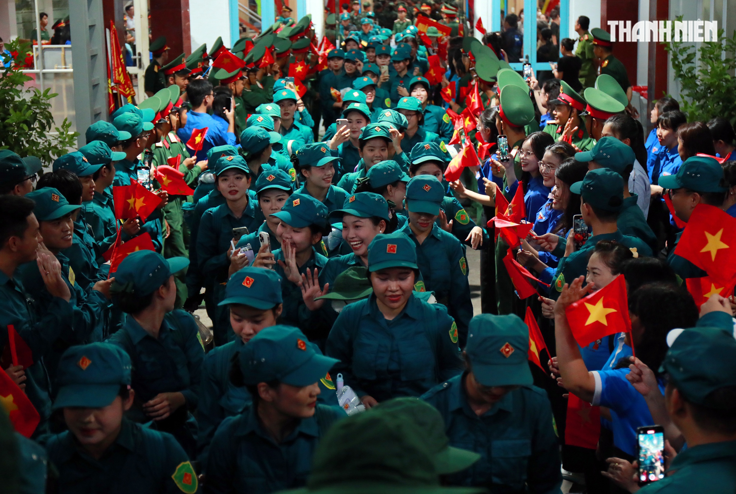 Hàng trăm bạn trẻ vây quanh 'nam thần quân đội' Lê Hoàng Hiệp tại ga Sài Gòn- Ảnh 11.