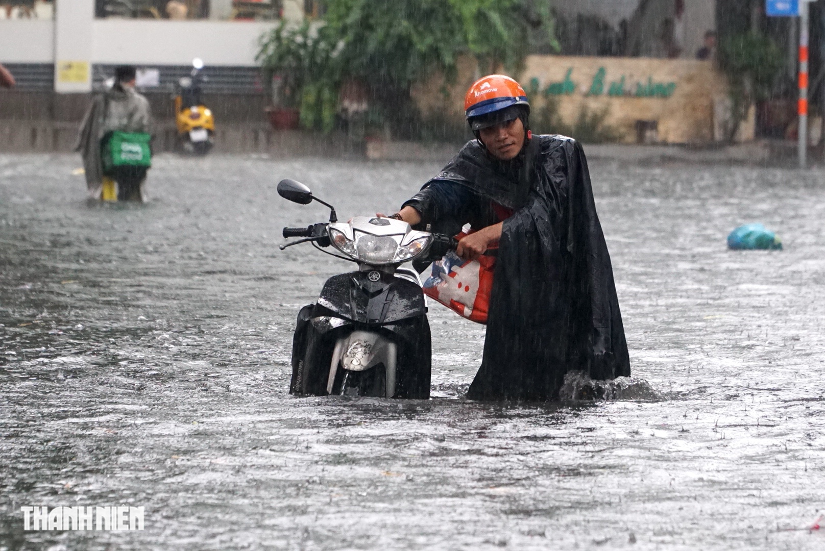TP.HCM mưa lớn chiều nay 4.6: 'Phố nhà giàu' Thảo Điền ngập nặng hơn 2 tiếng - Ảnh 1. TP.HCM mưa lớn chiều nay 4.6: 'Phố nhà giàu' Thảo Điền ngập nặng hơn 2 tiếng - Ảnh 1.