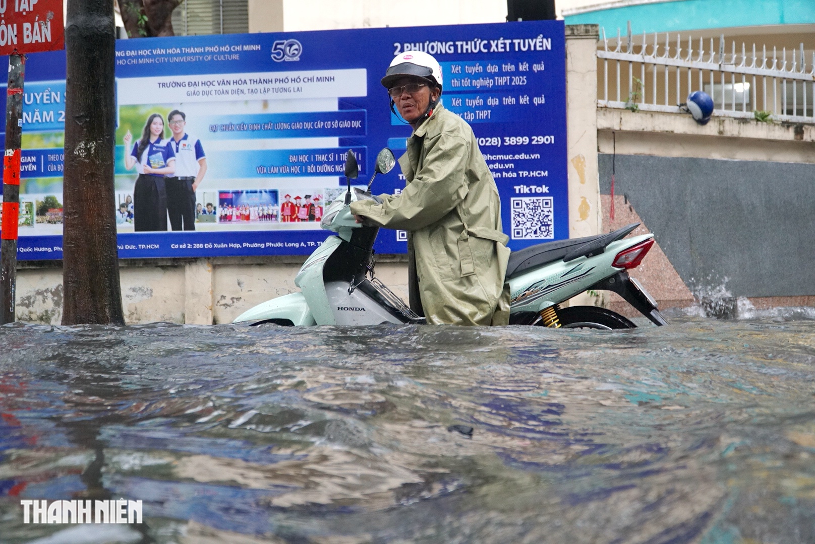 TP.HCM mưa lớn chiều nay 4.6: 'Phố nhà giàu' Thảo Điền ngập nặng hơn 2 tiếng - Ảnh 9. TP.HCM mưa lớn chiều nay 4.6: 'Phố nhà giàu' Thảo Điền ngập nặng hơn 2 tiếng - Ảnh 9.