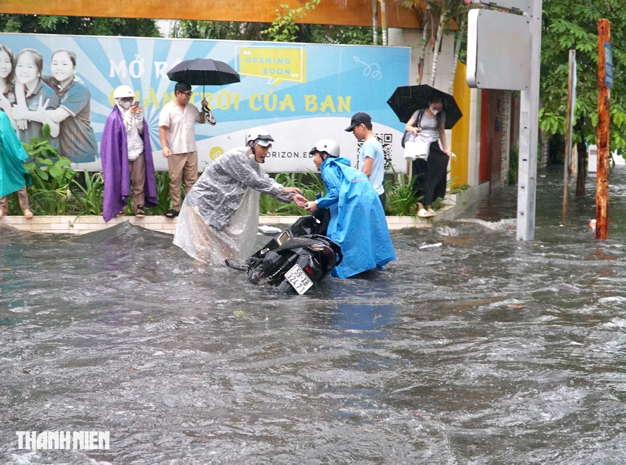 TP.HCM mưa lớn chiều nay 4.6: 'Phố nhà giàu' Thảo Điền ngập nặng hơn 2 tiếng - Ảnh 7. TP.HCM mưa lớn chiều nay 4.6: 'Phố nhà giàu' Thảo Điền ngập nặng hơn 2 tiếng - Ảnh 7.