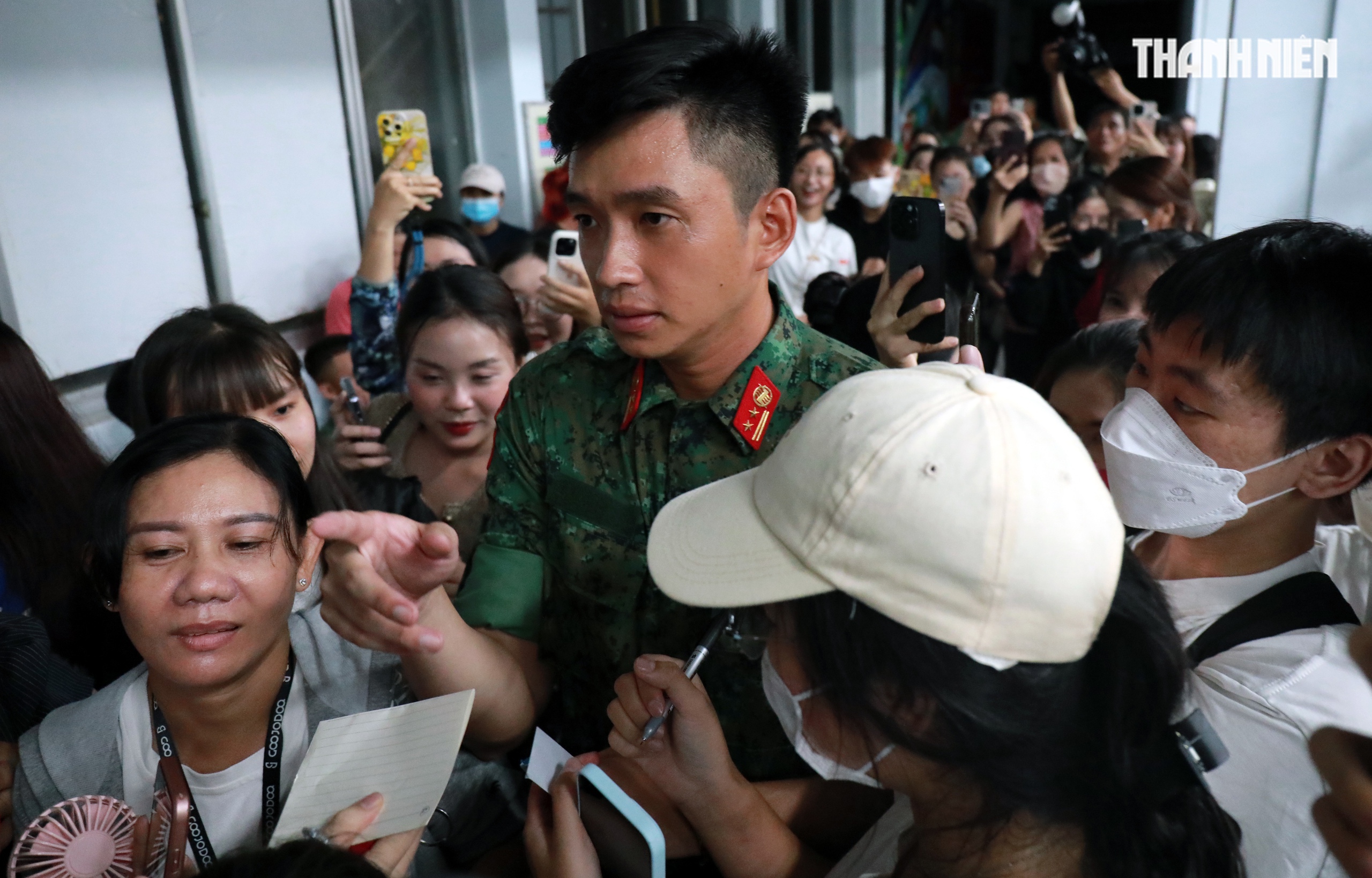 Hàng trăm bạn trẻ vây quanh 'nam thần quân đội' Lê Hoàng Hiệp tại ga Sài Gòn- Ảnh 2.