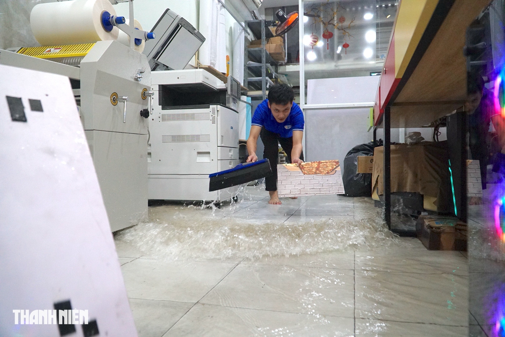 TP.HCM mưa lớn chiều nay 4.6: 'Phố nhà giàu' Thảo Điền ngập nặng hơn 2 tiếng - Ảnh 4. TP.HCM mưa lớn chiều nay 4.6: 'Phố nhà giàu' Thảo Điền ngập nặng hơn 2 tiếng - Ảnh 4.