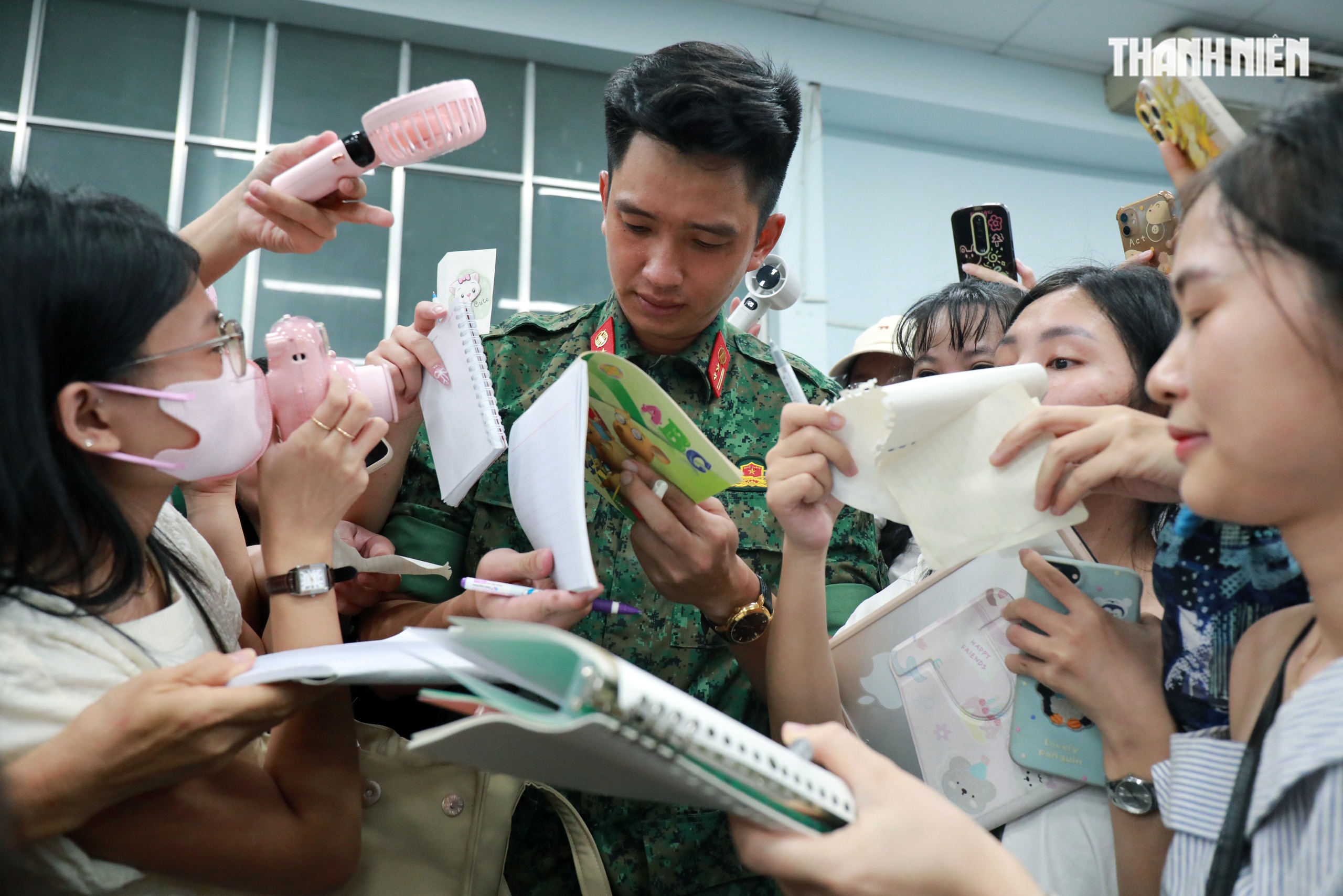 Hàng trăm bạn trẻ vây quanh 'nam thần quân đội' Lê Hoàng Hiệp tại ga Sài Gòn- Ảnh 4.