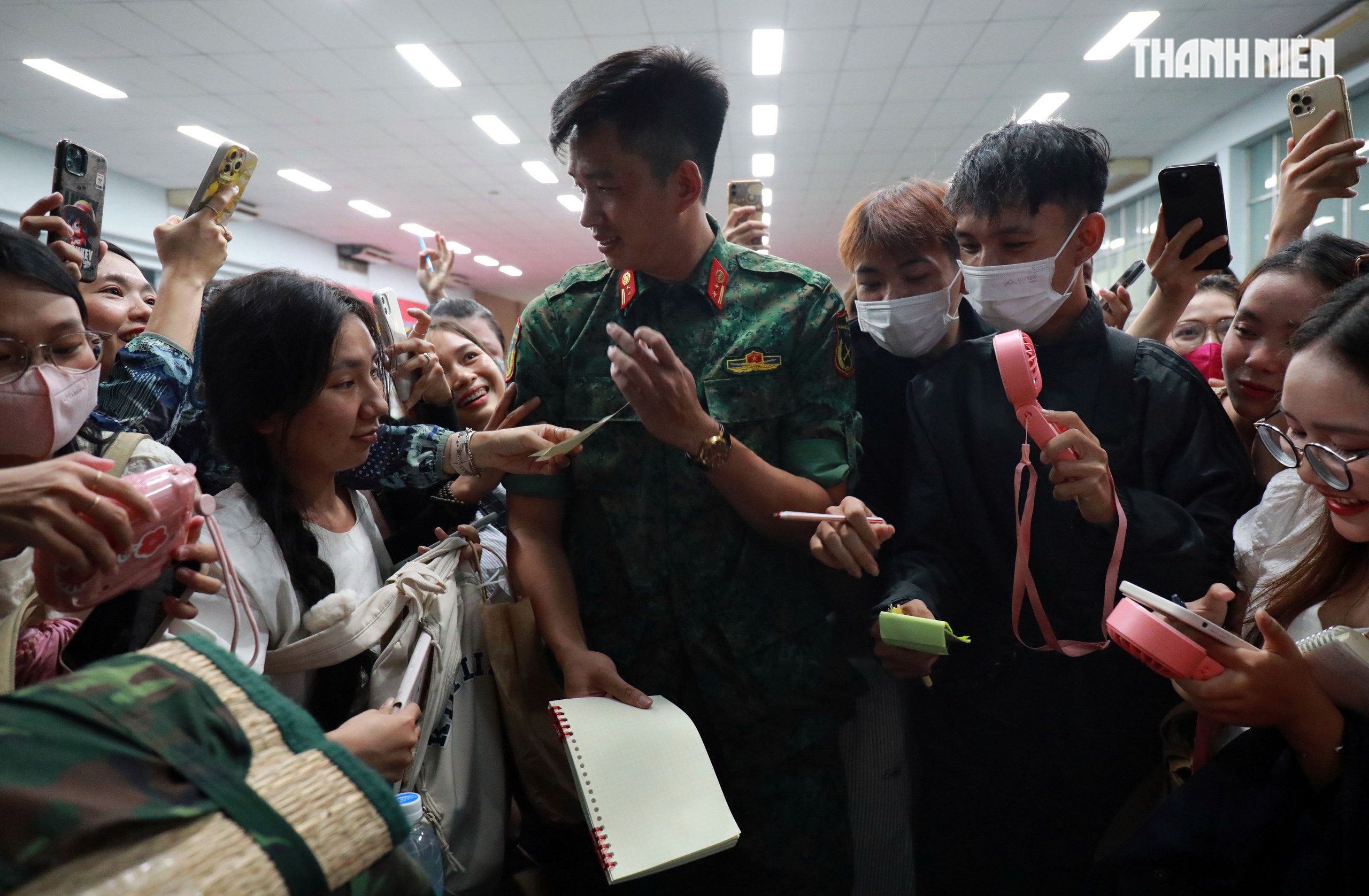 Hàng trăm bạn trẻ vây quanh 'nam thần quân đội' Lê Hoàng Hiệp tại ga Sài Gòn- Ảnh 5.