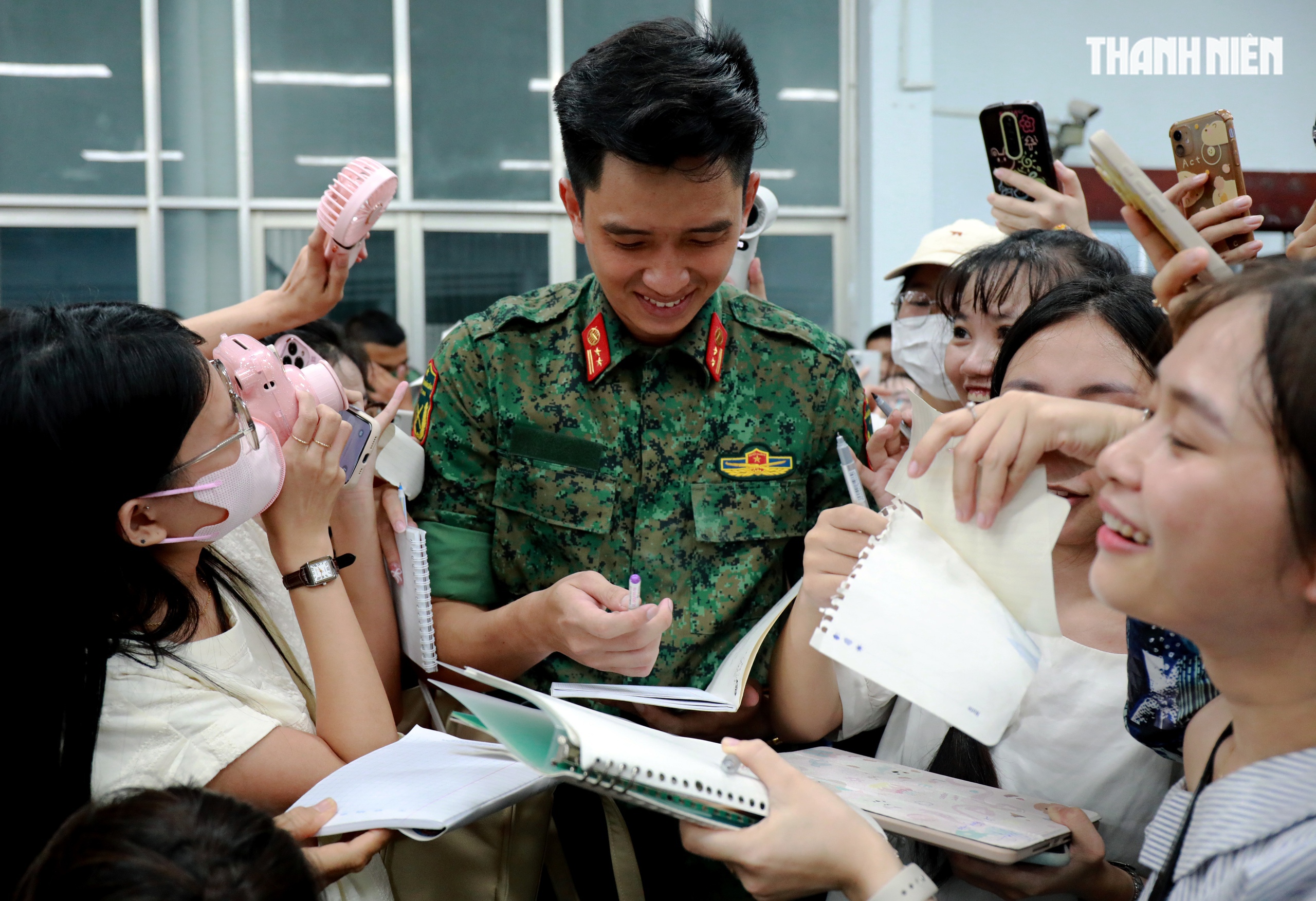 Hàng trăm bạn trẻ vây quanh 'nam thần quân đội' Lê Hoàng Hiệp tại ga Sài Gòn- Ảnh 3.